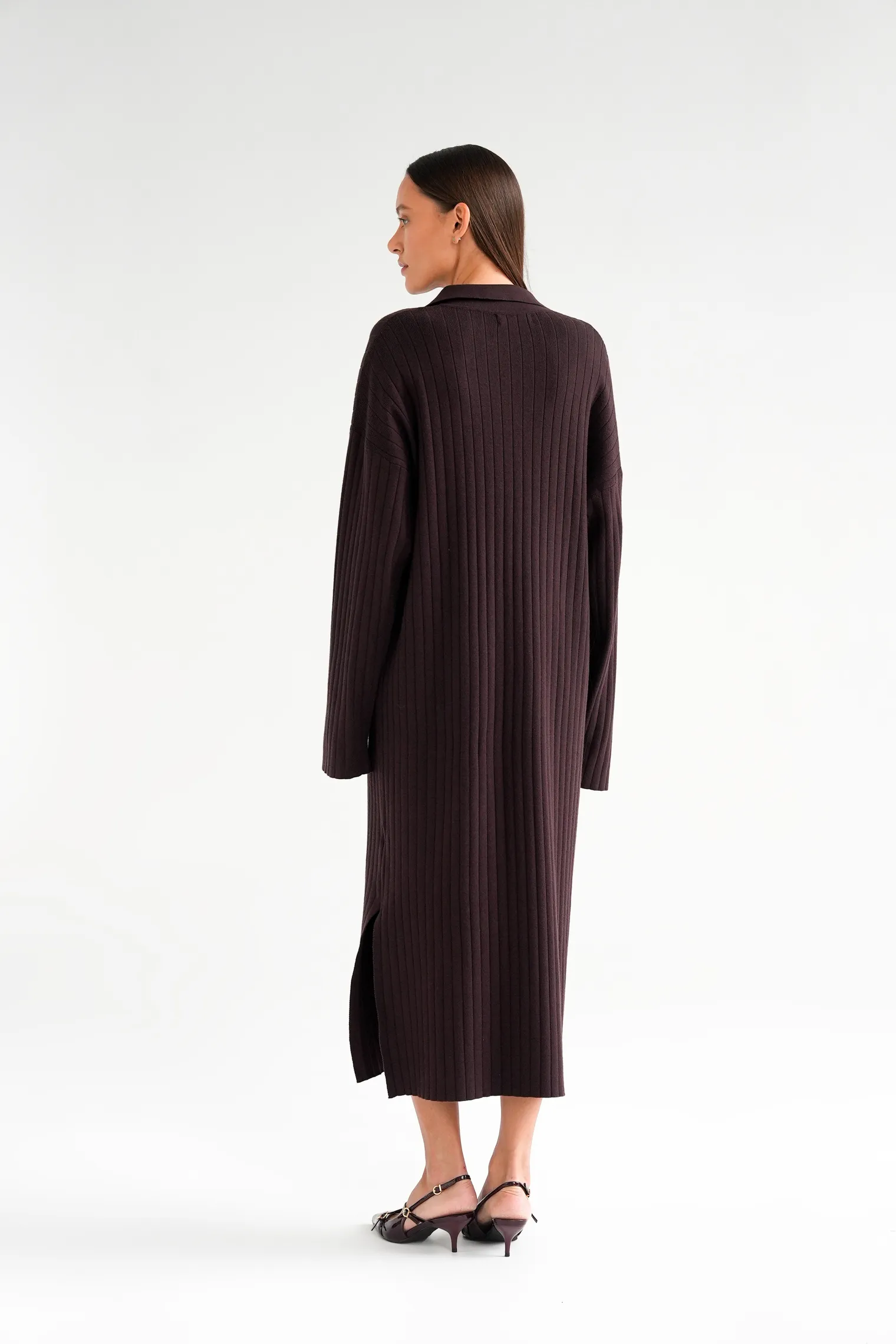 Платье миди мелкой вязки с разрезом цвета горький шоколад фото 4