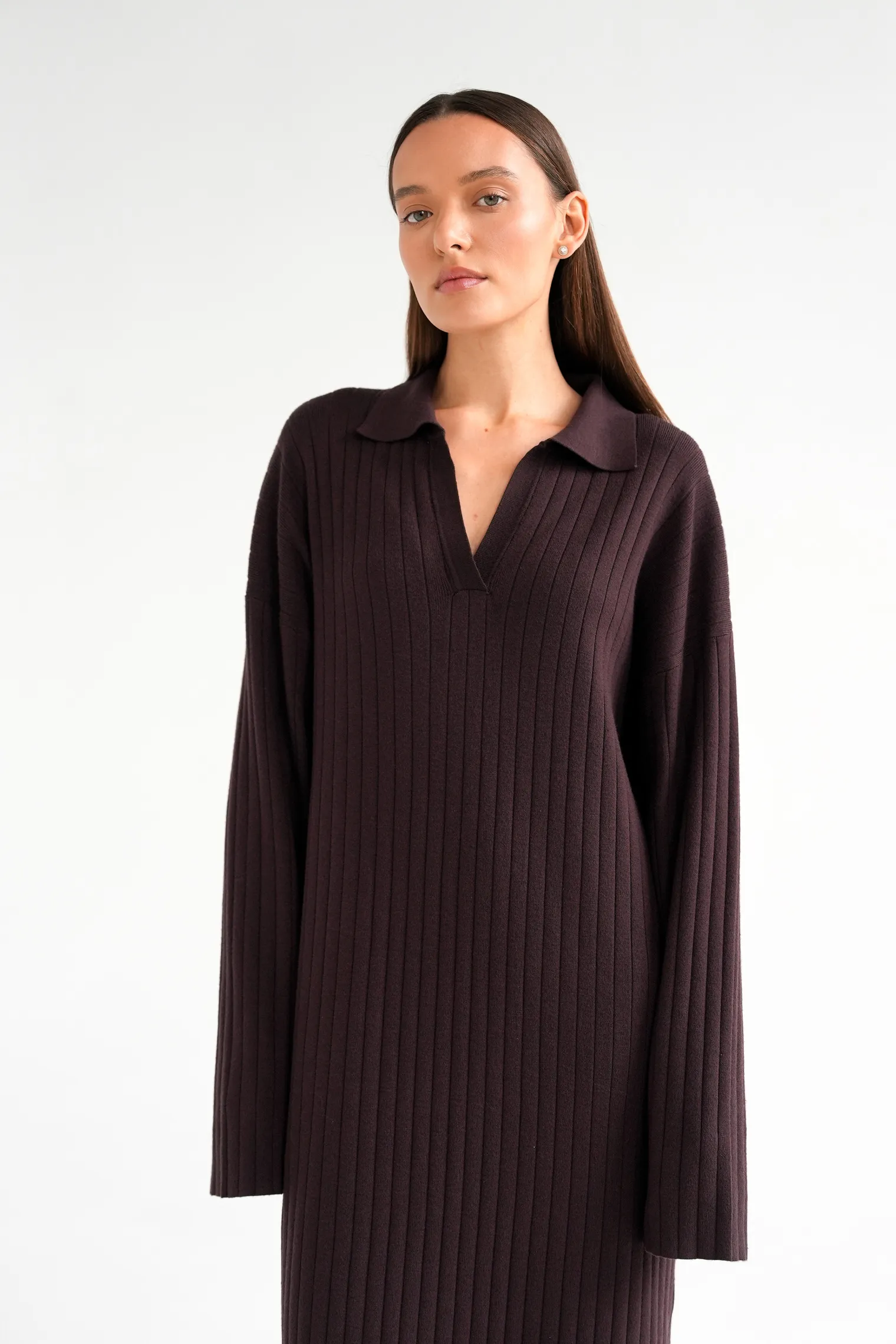 Платье миди мелкой вязки с разрезом цвета горький шоколад фото 3