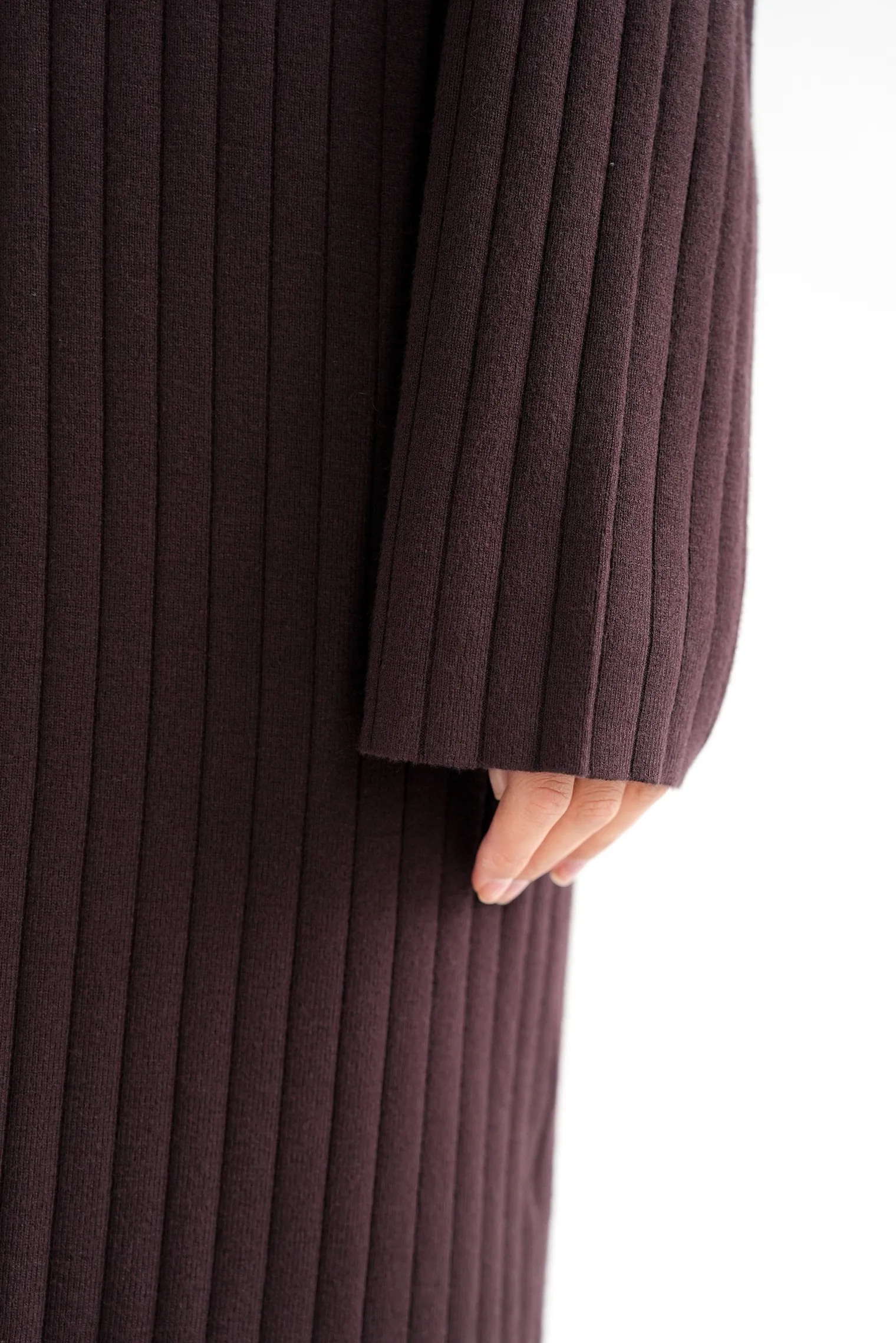 Платье миди мелкой вязки с разрезом цвета горький шоколад фото 5