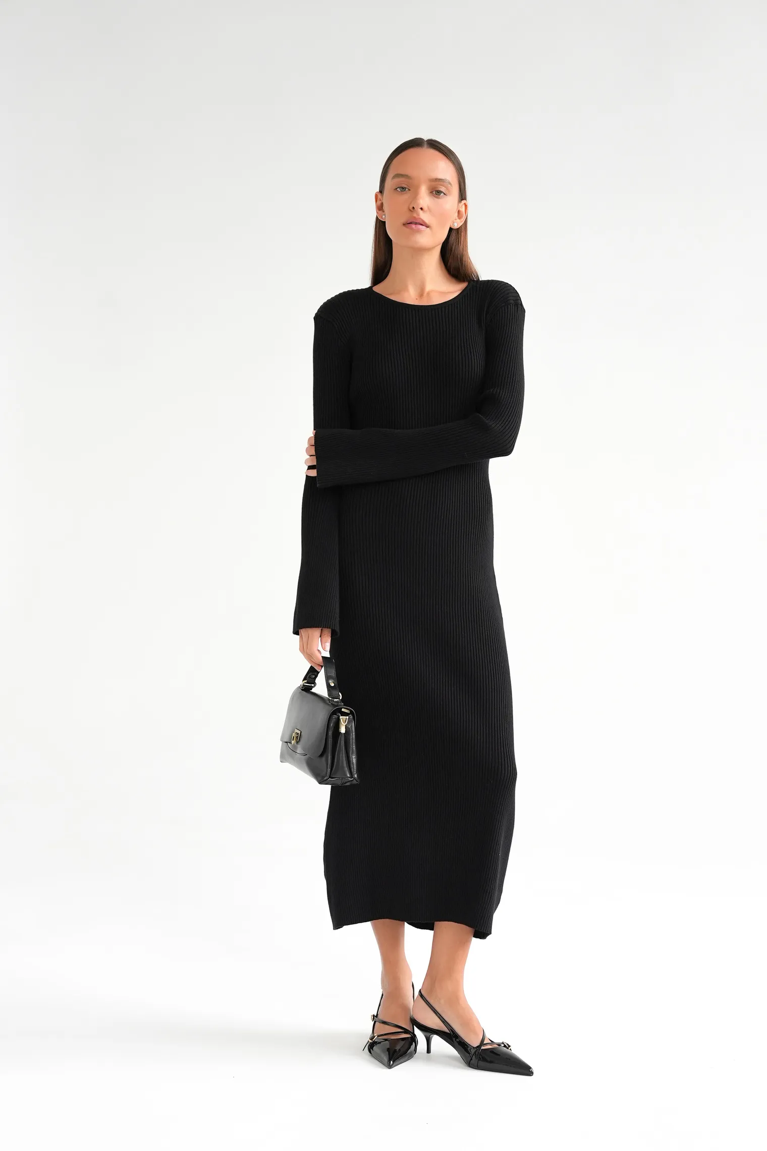 Платье миди мелкой вязки с низким воротником чёрного цвета фото 4