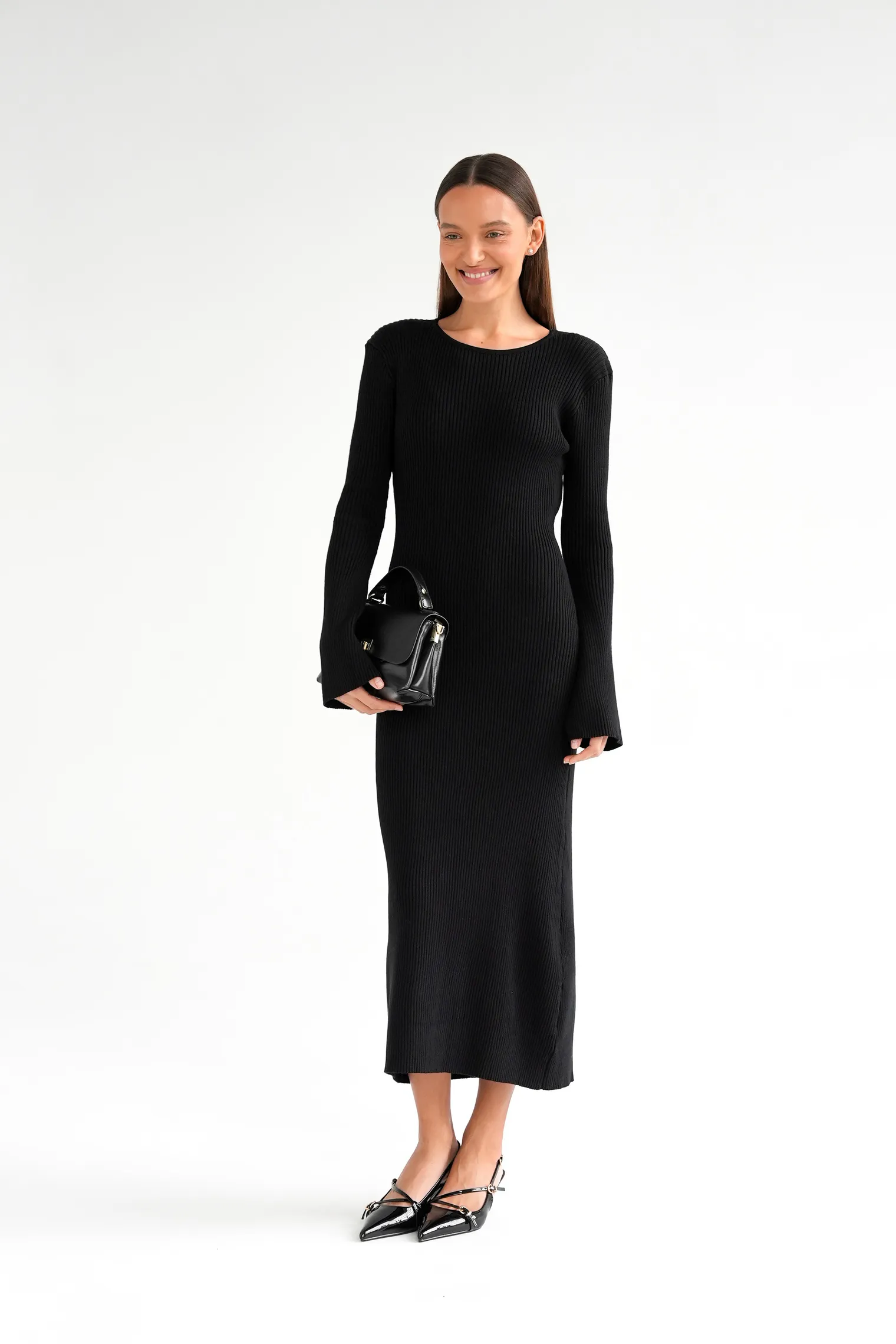 Платье миди мелкой вязки с низким воротником чёрного цвета фото 3