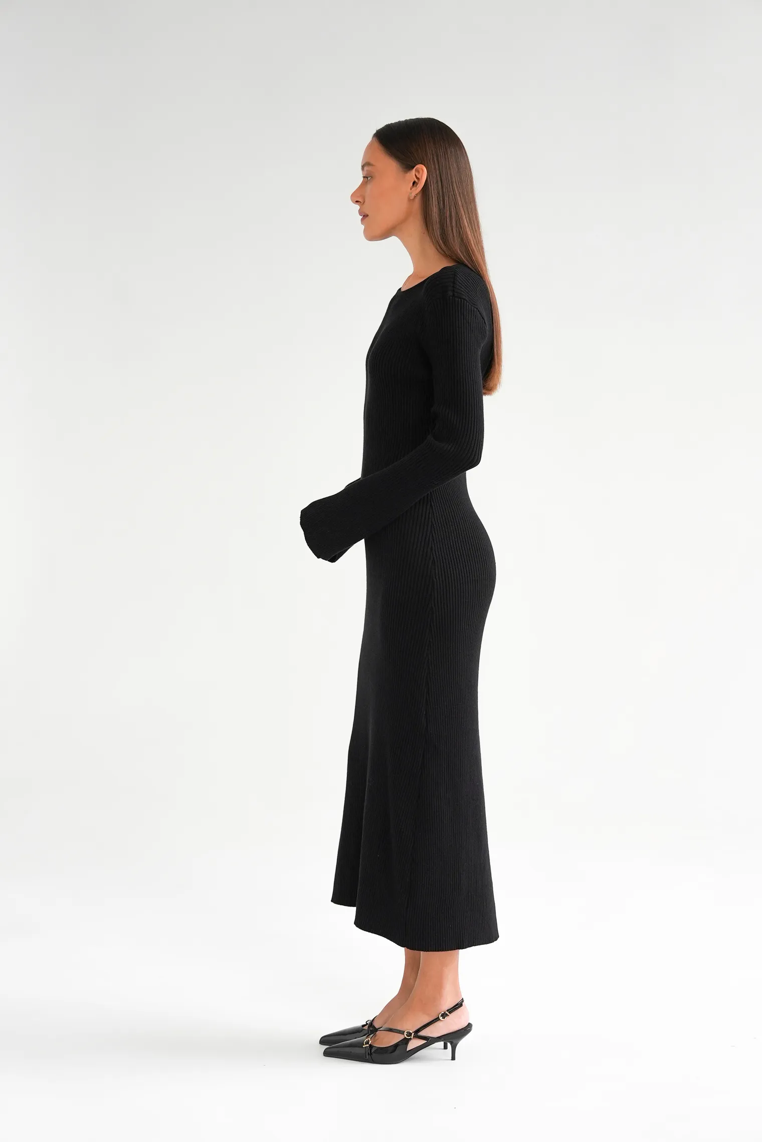 Платье миди мелкой вязки с низким воротником чёрного цвета фото 2