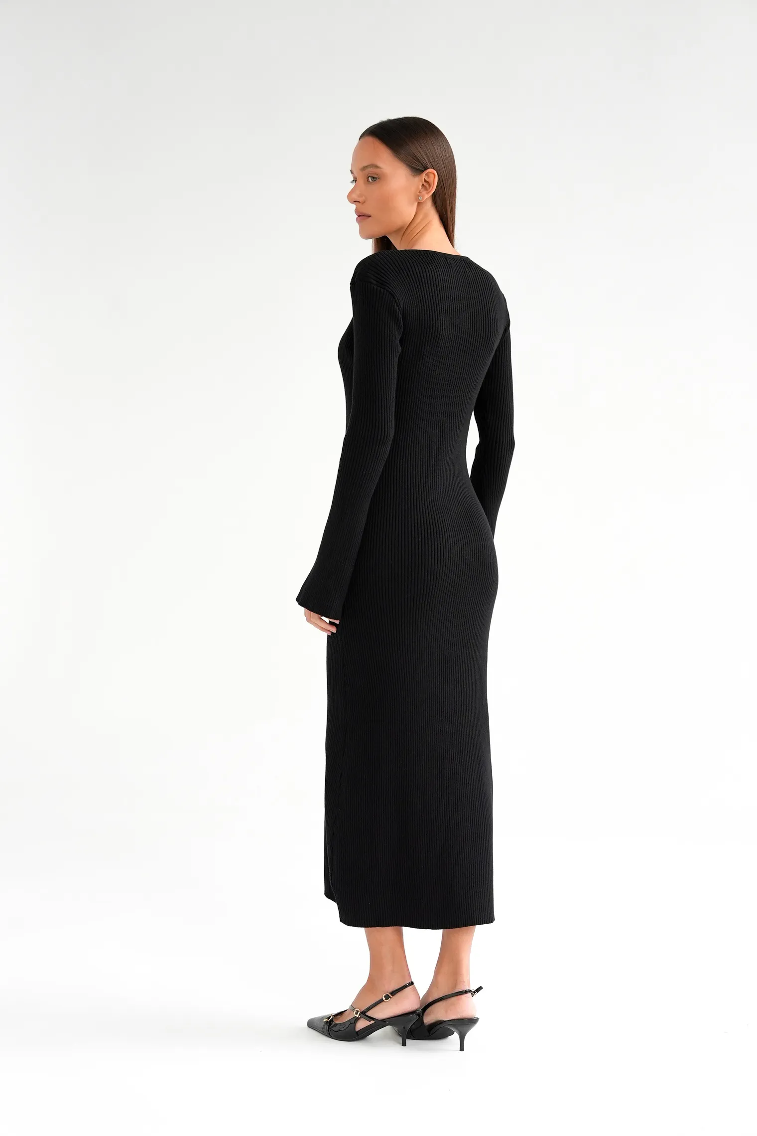 Платье миди мелкой вязки с низким воротником чёрного цвета фото 5