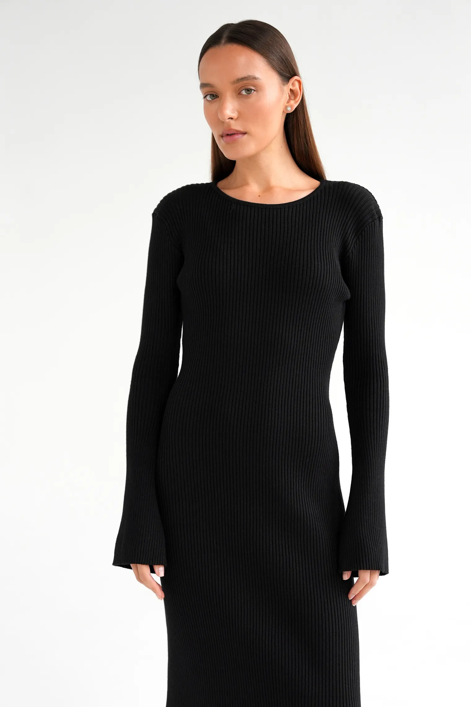 Платье миди мелкой вязки с низким воротником чёрного цвета фото 6