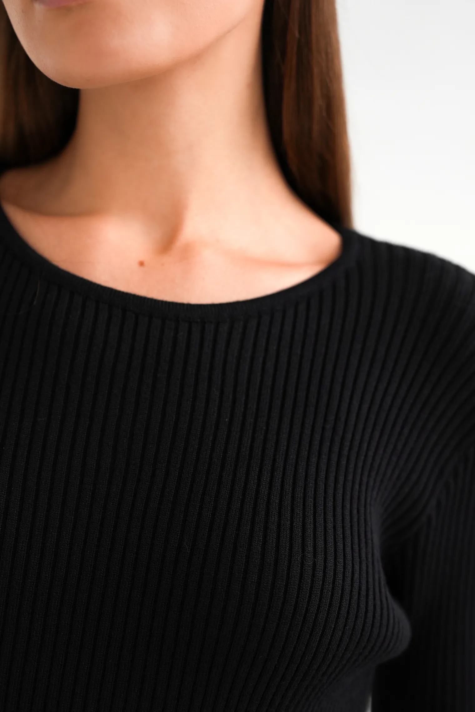 Платье миди мелкой вязки с низким воротником чёрного цвета фото 8