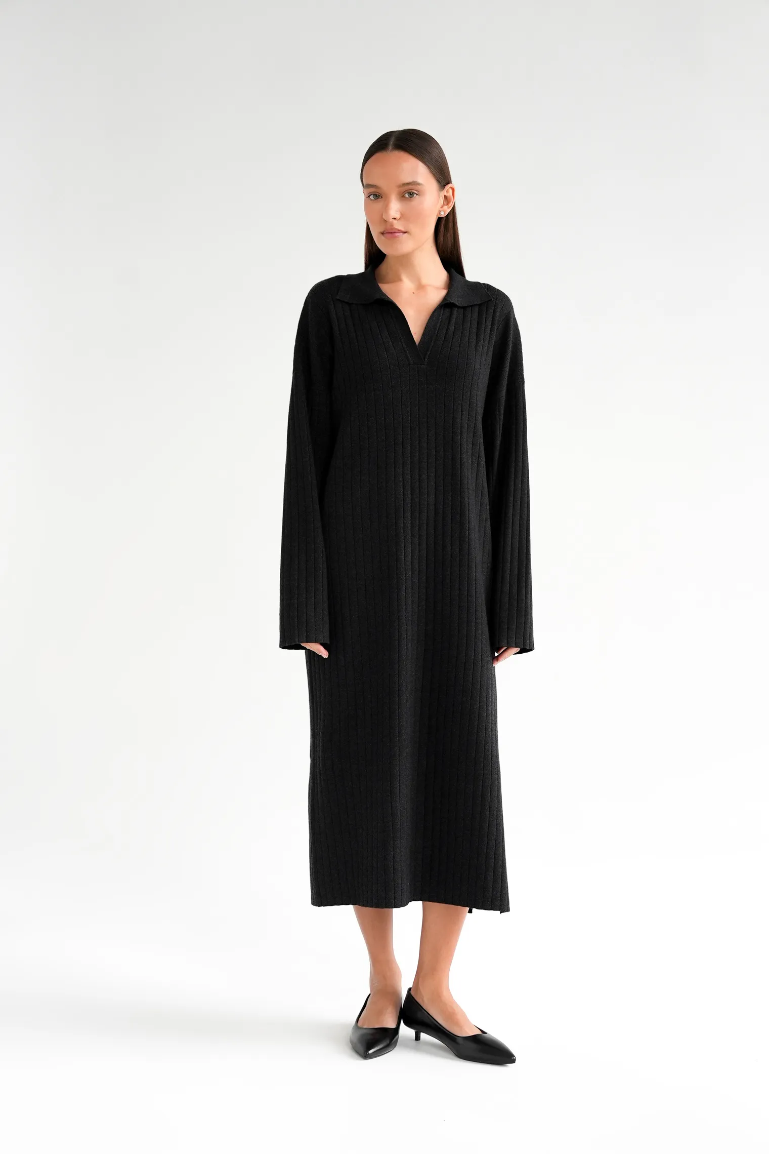 Платье миди мелкой вязки с разрезом графитового цвета фото 1