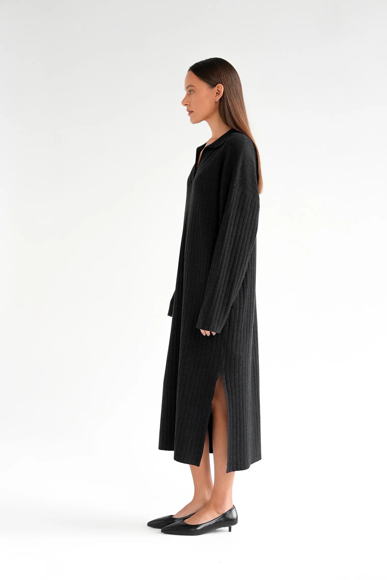 Платье миди мелкой вязки с разрезом графитового цвета фото 5