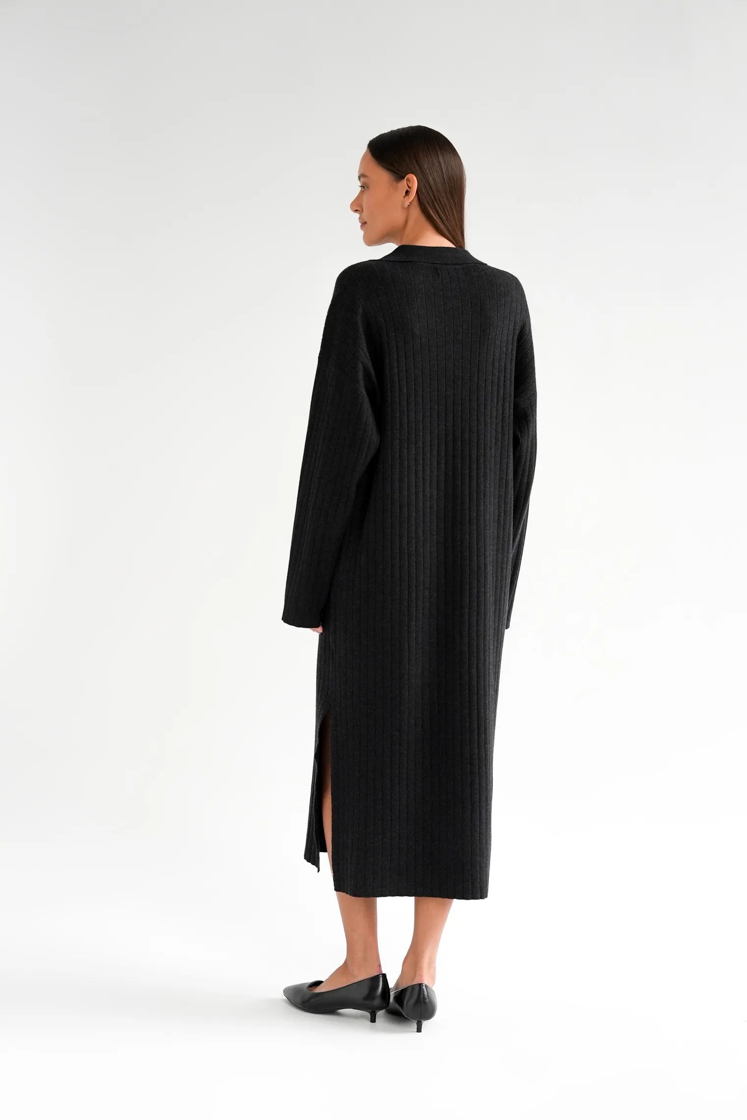 Платье миди мелкой вязки с разрезом графитового цвета фото 4