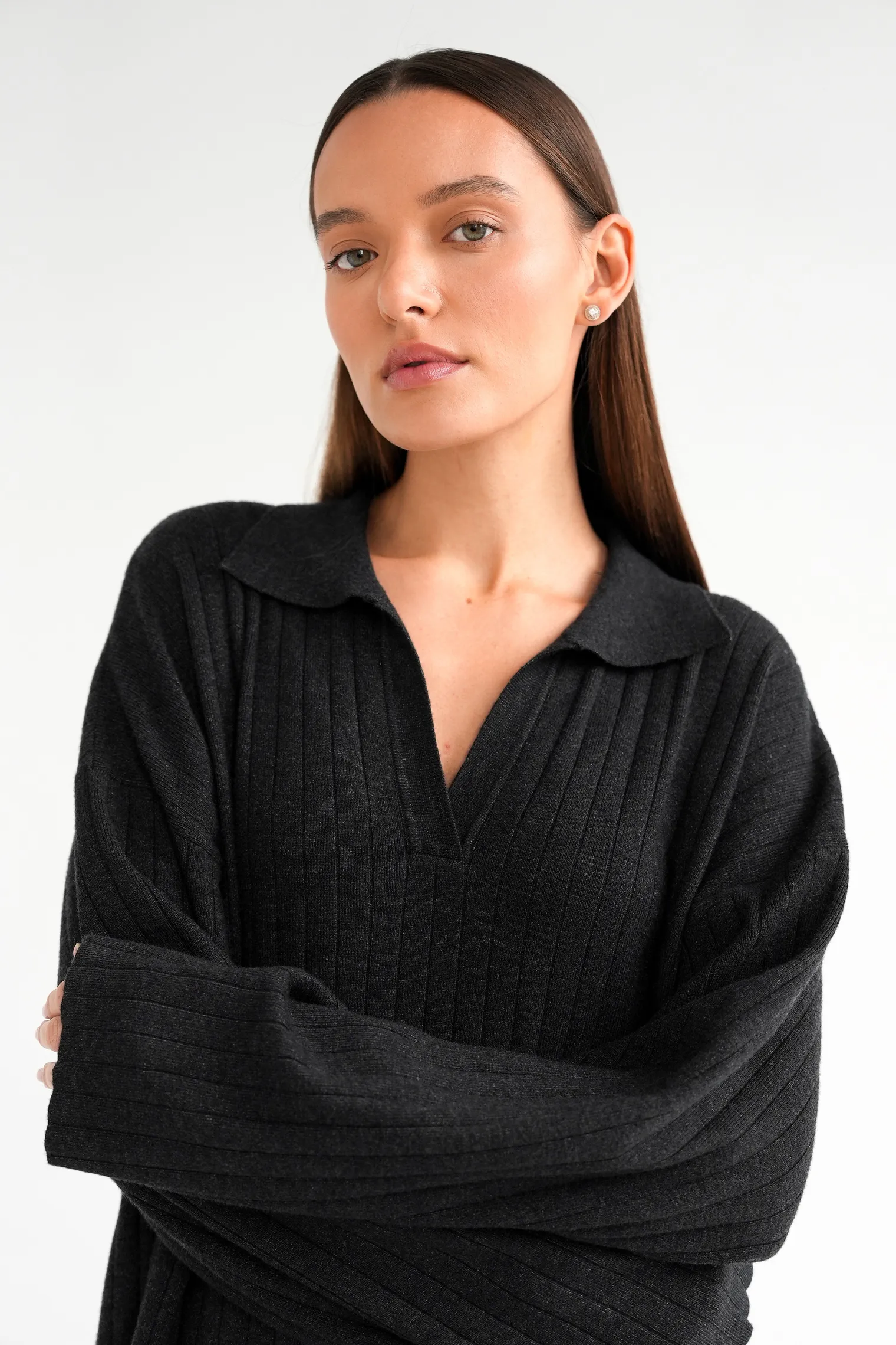 Платье миди мелкой вязки с разрезом графитового цвета фото 6