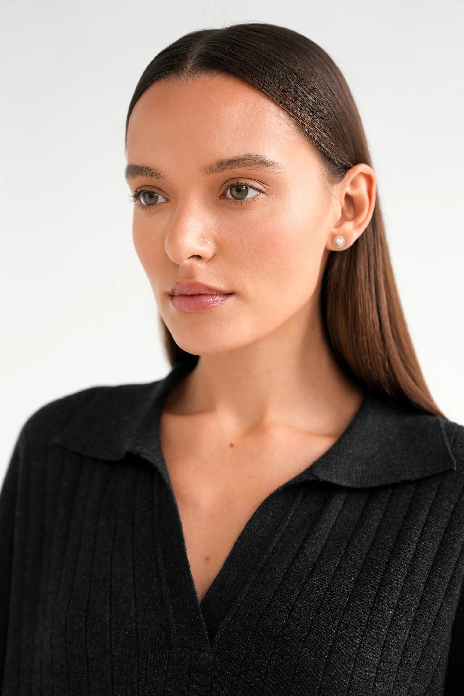 Платье миди мелкой вязки с разрезом графитового цвета фото 2