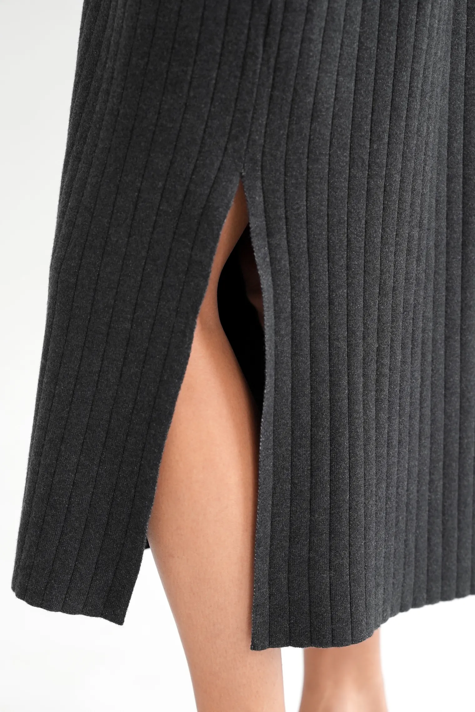 Платье миди мелкой вязки с разрезом графитового цвета фото 7
