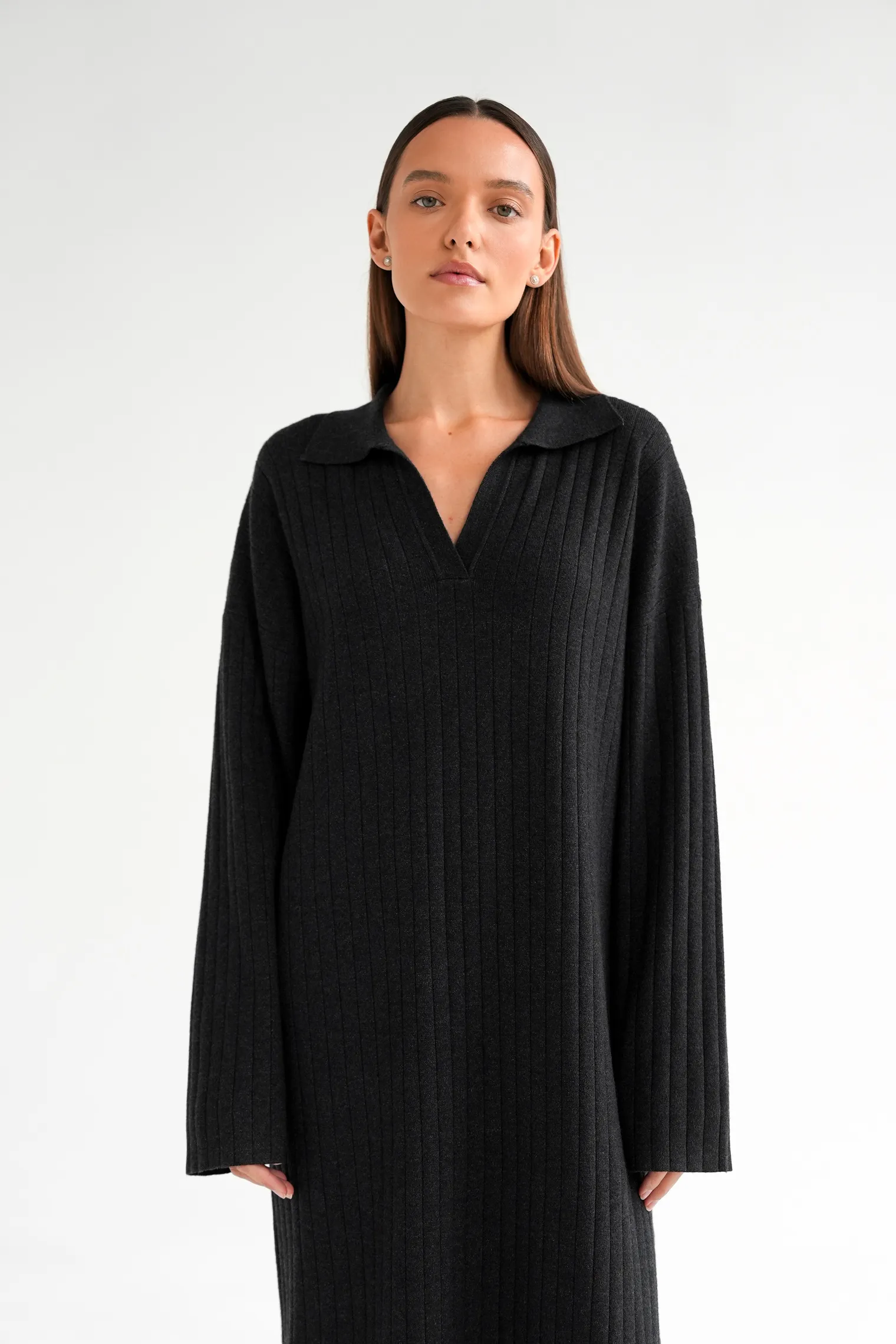 Платье миди мелкой вязки с разрезом графитового цвета фото 8