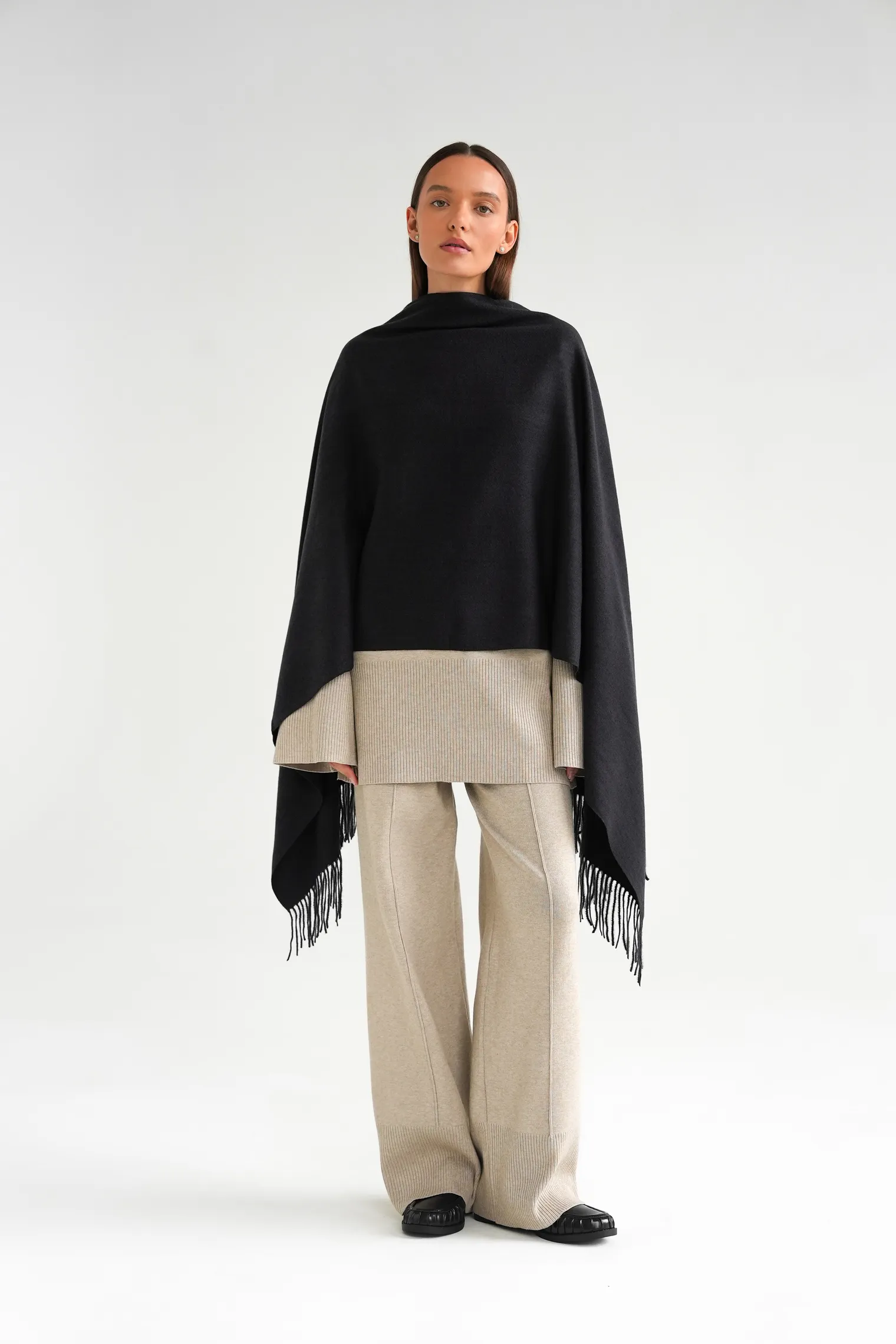 Палантин однотонный из вискозы чёрного цвета фото 3