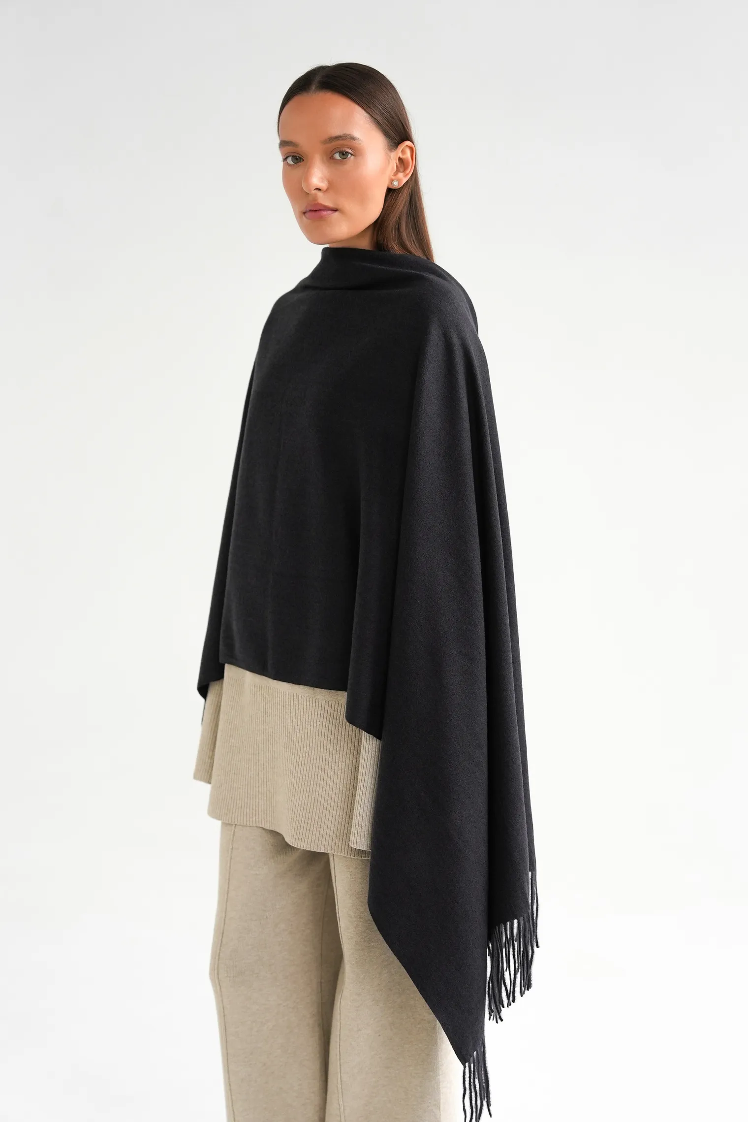 Палантин однотонный из вискозы чёрного цвета фото 5