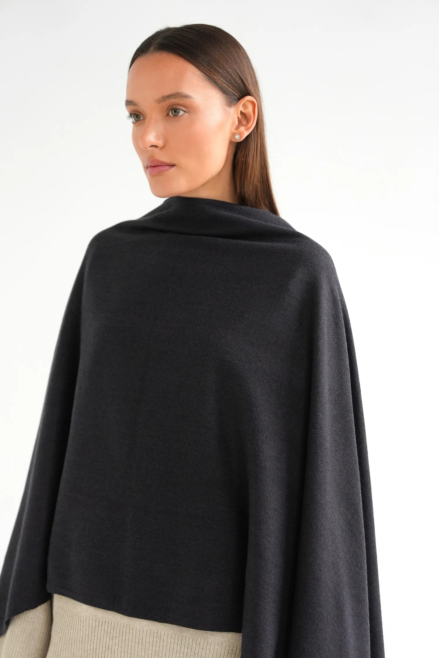 Палантин однотонный из вискозы чёрного цвета фото 4