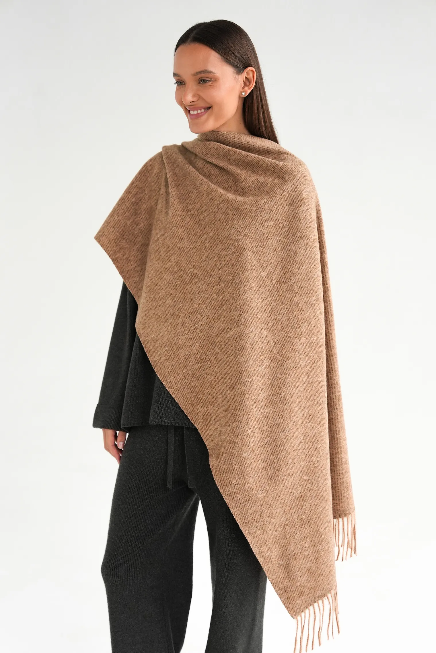 Палантин однотонный из вискозы кофейного цвета фото 5