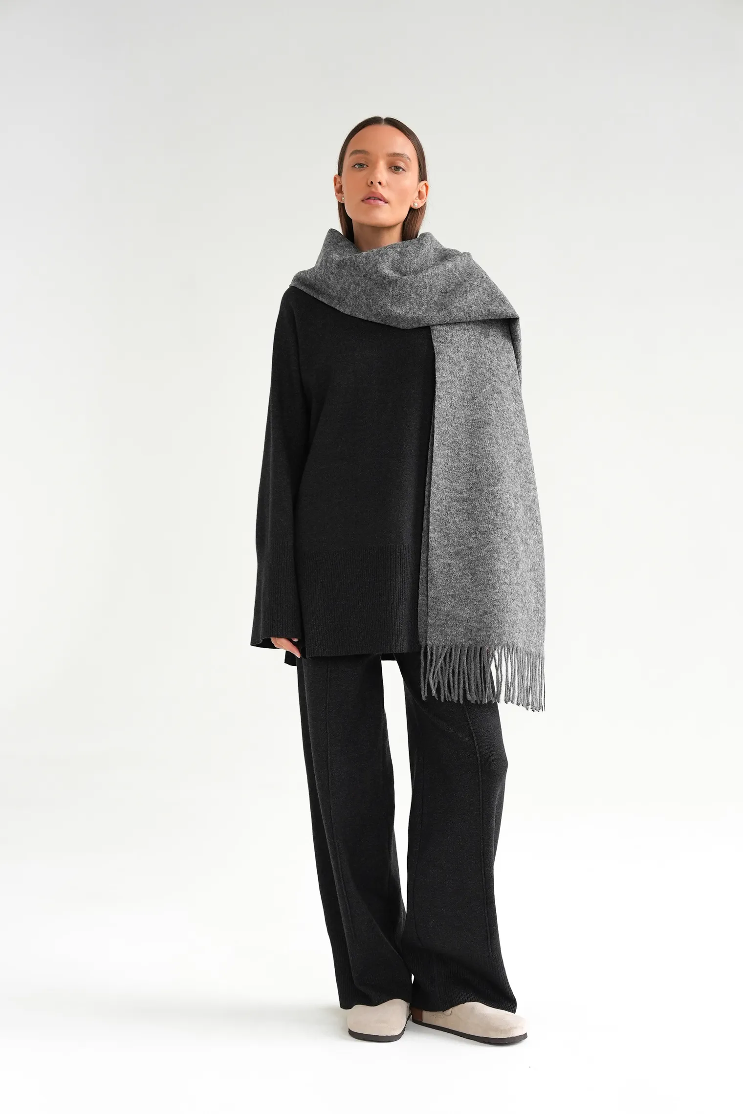 Палантин однотонный из вискозы серого цвета фото 5