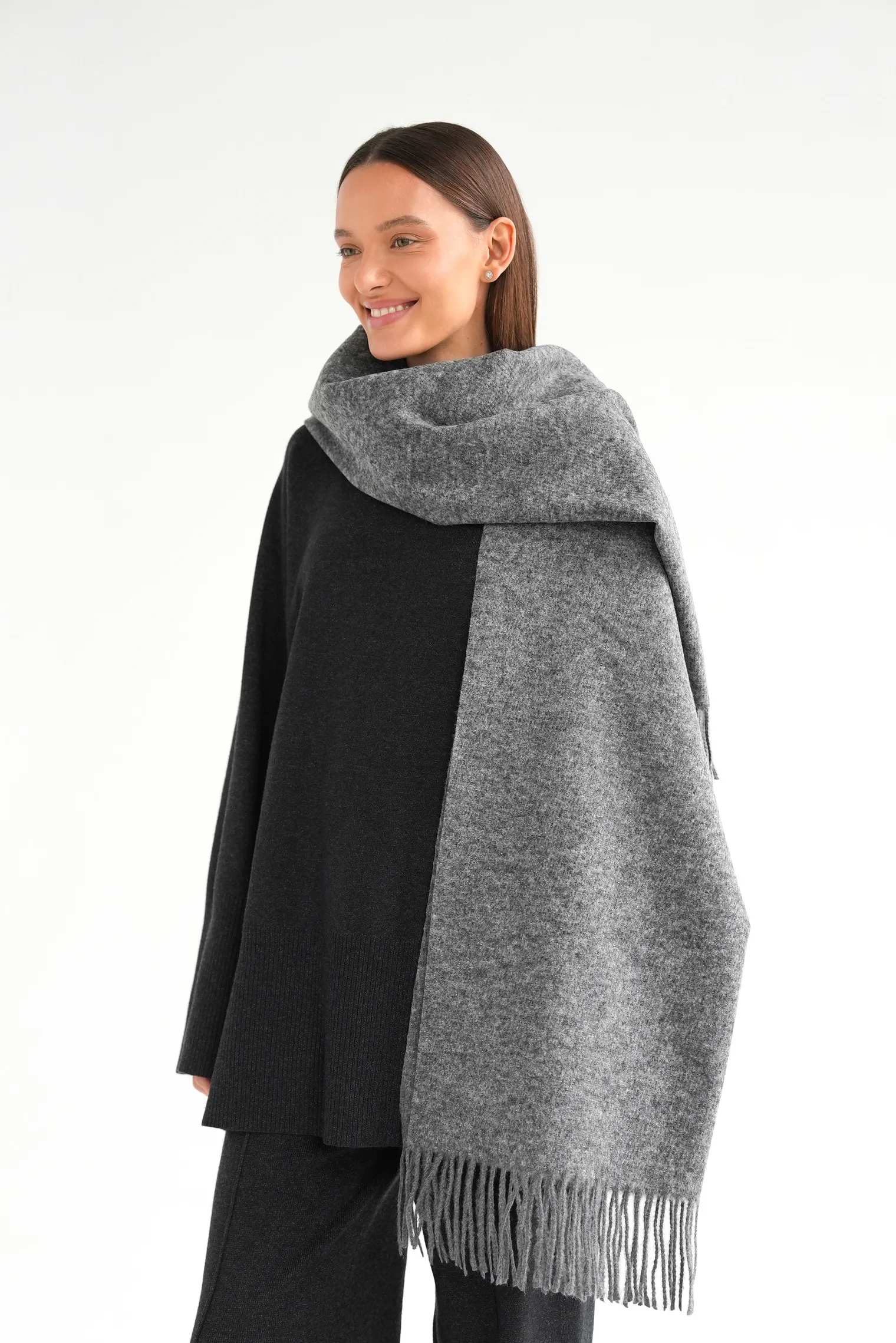 Палантин однотонный из вискозы серого цвета фото 3