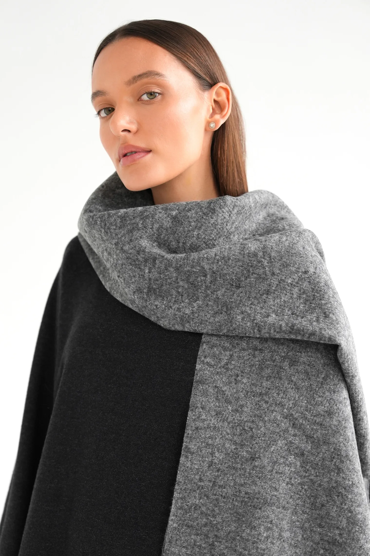 Палантин однотонный из вискозы серого цвета фото 4