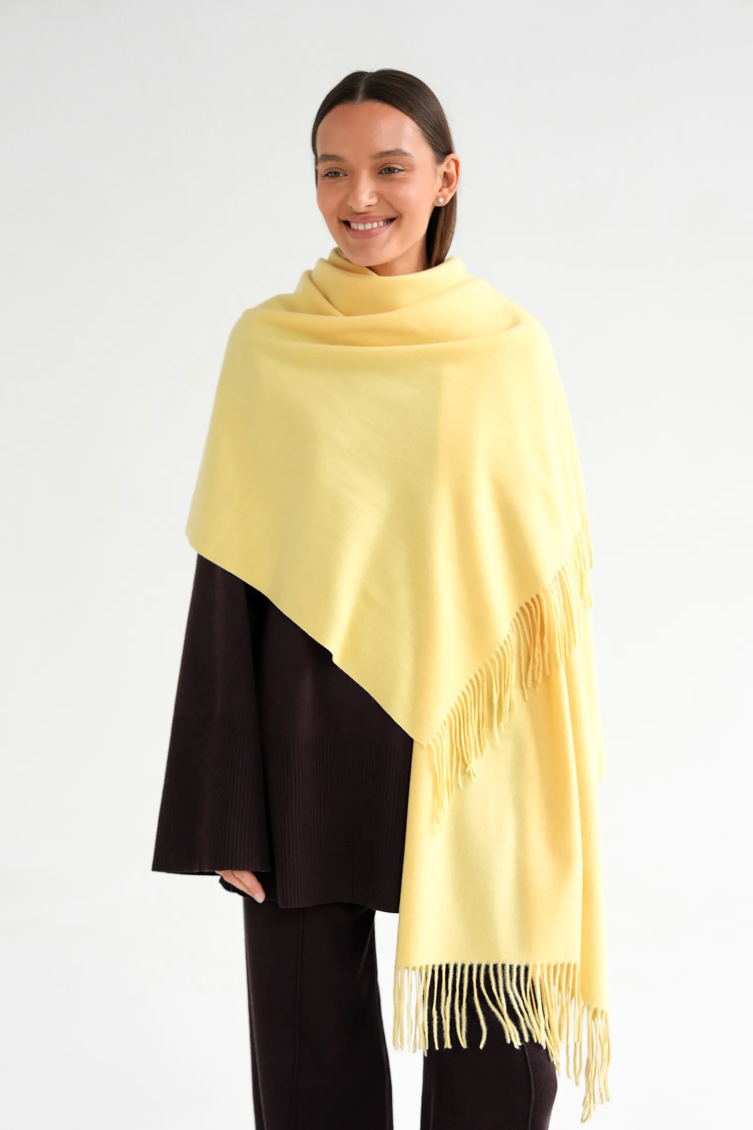 Палантин однотонный из вискозы цвета молочный лимон фото 4