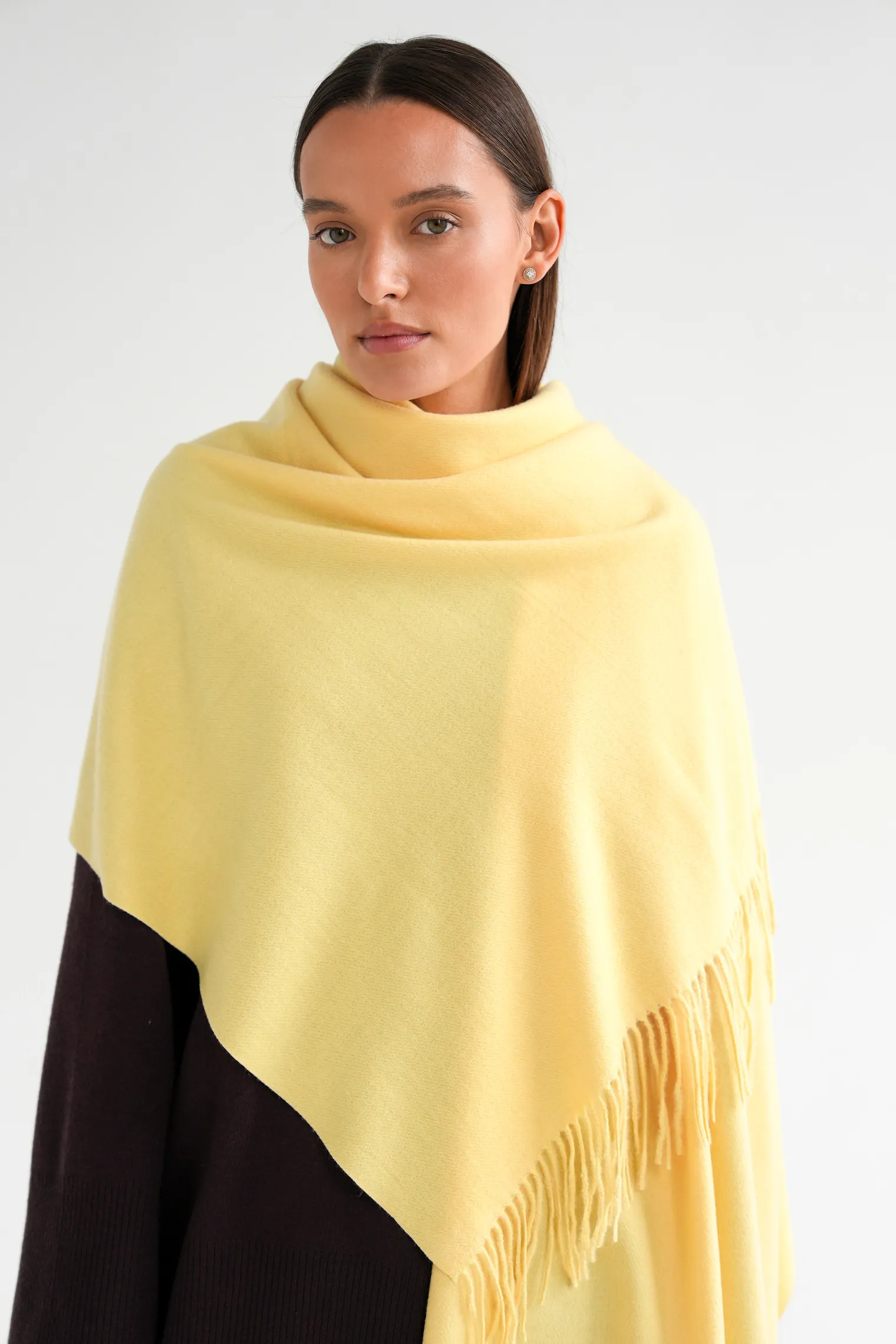 Палантин однотонный из вискозы цвета молочный лимон фото 6