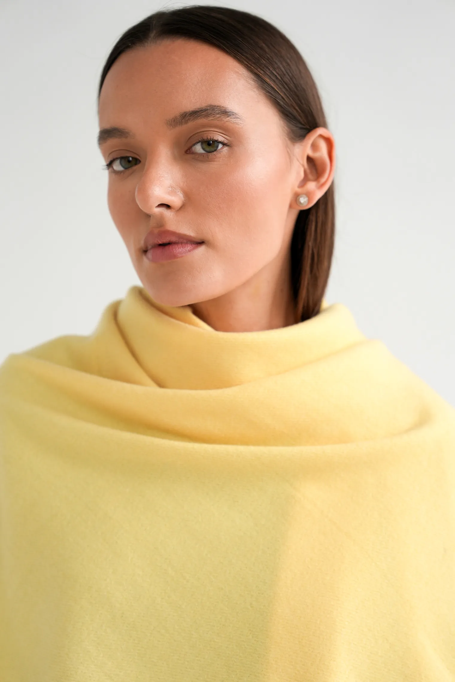 Палантин однотонный из вискозы цвета молочный лимон фото 3