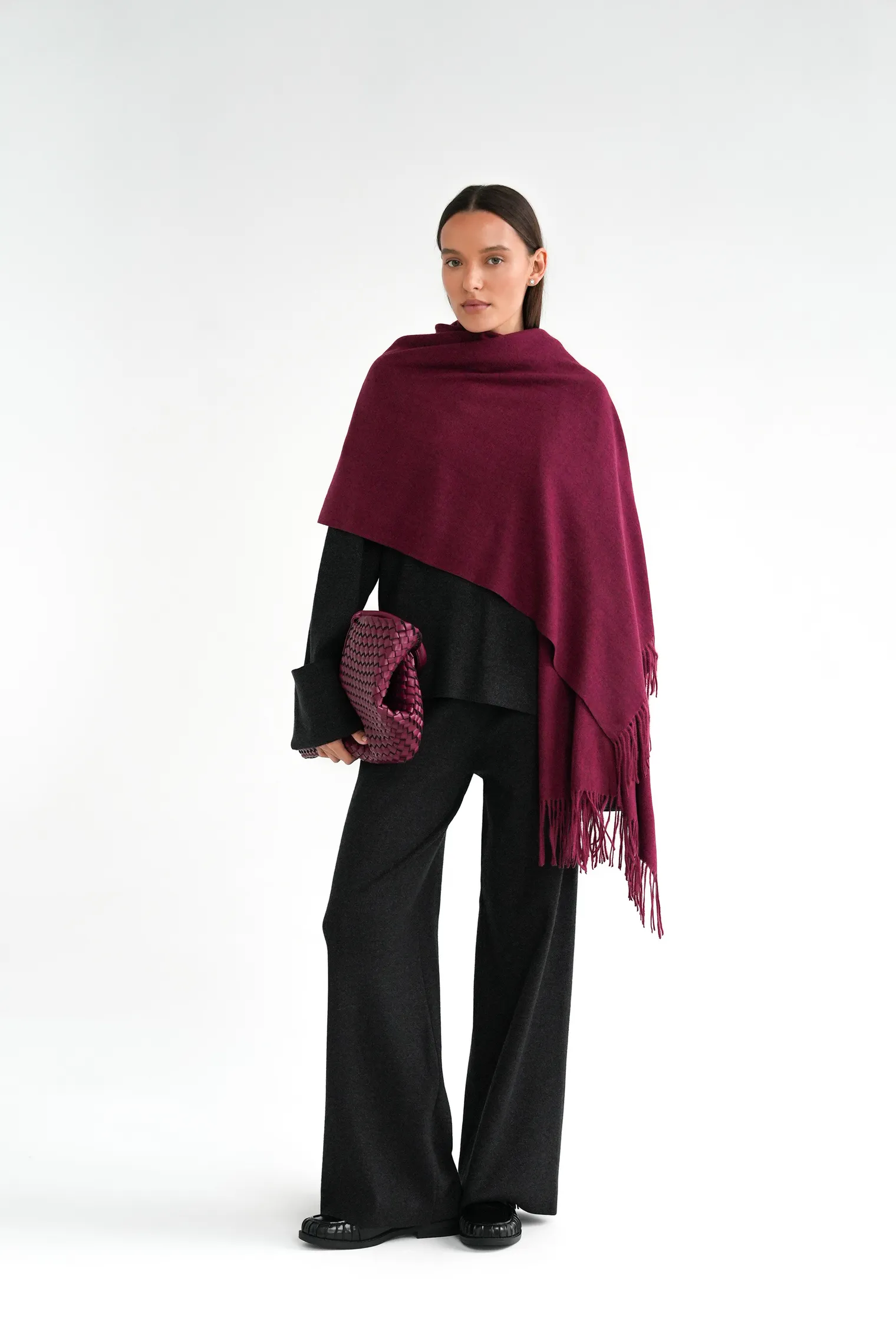 Палантин однотонный из вискозы бордового цвета фото 4
