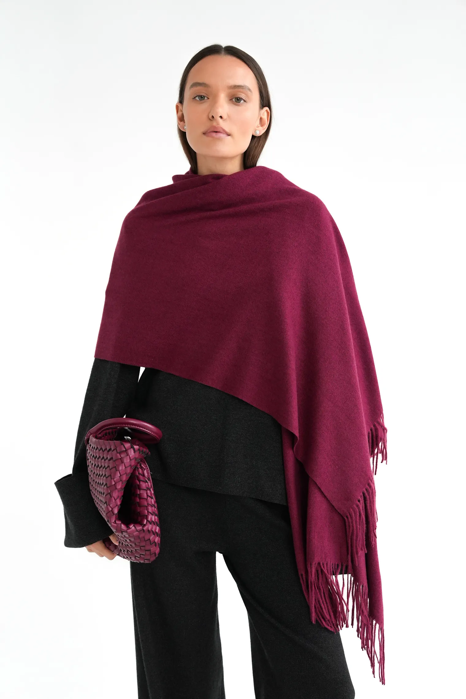 Палантин однотонный из вискозы бордового цвета фото 3