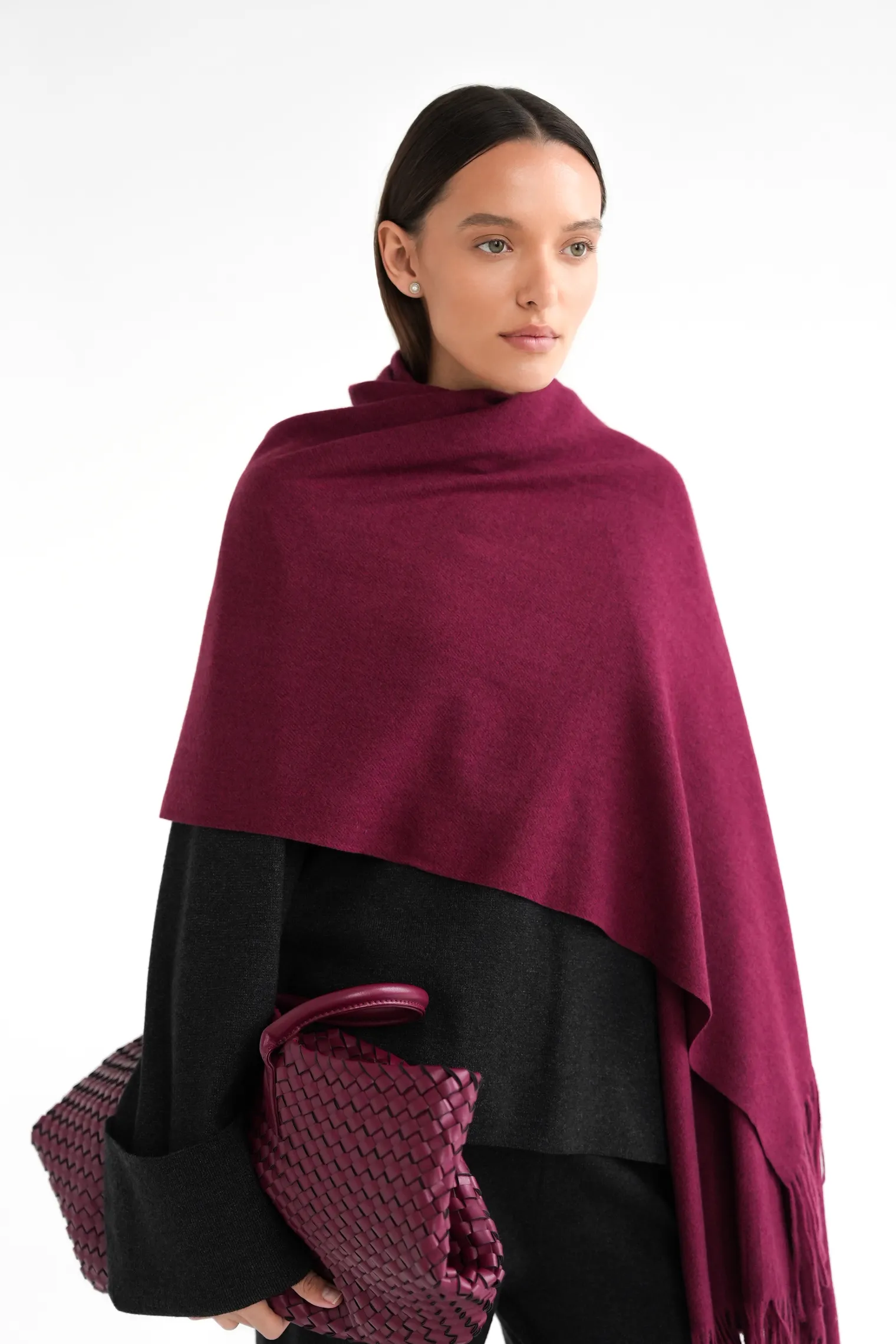 Палантин однотонный из вискозы бордового цвета фото 5