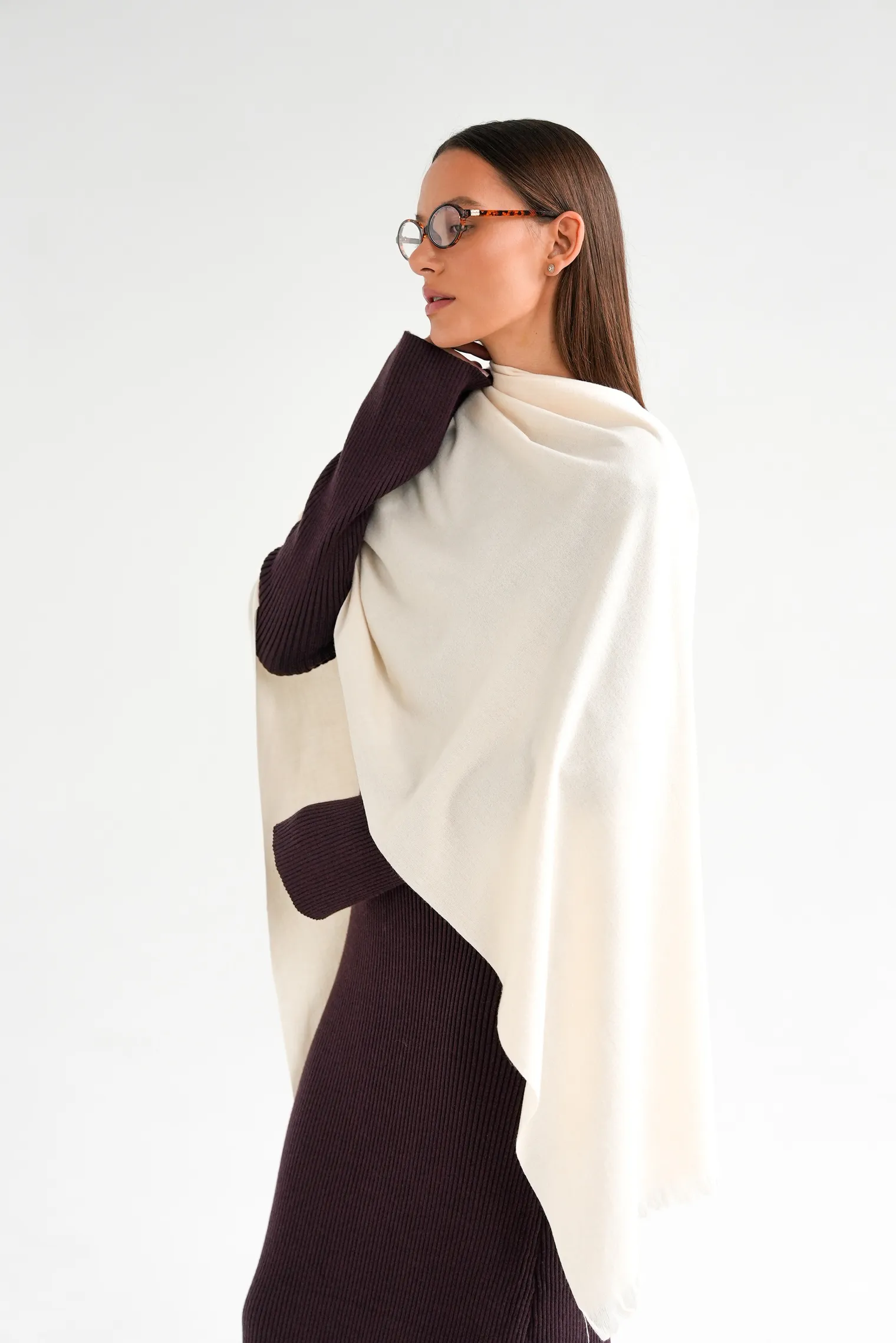 Палантин однотонный из шерсти молочного цвета фото 3