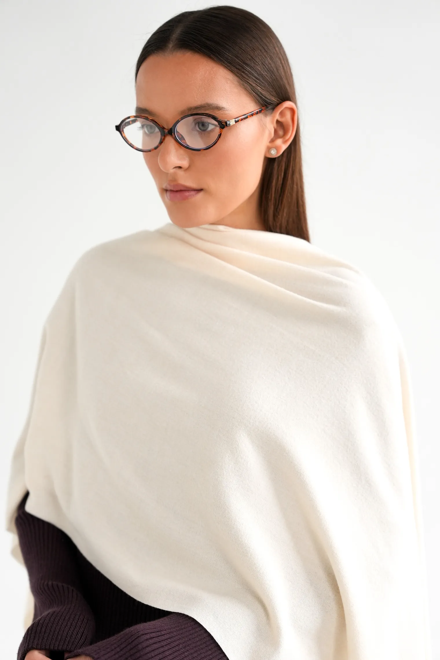 Палантин однотонный из шерсти молочного цвета фото 5