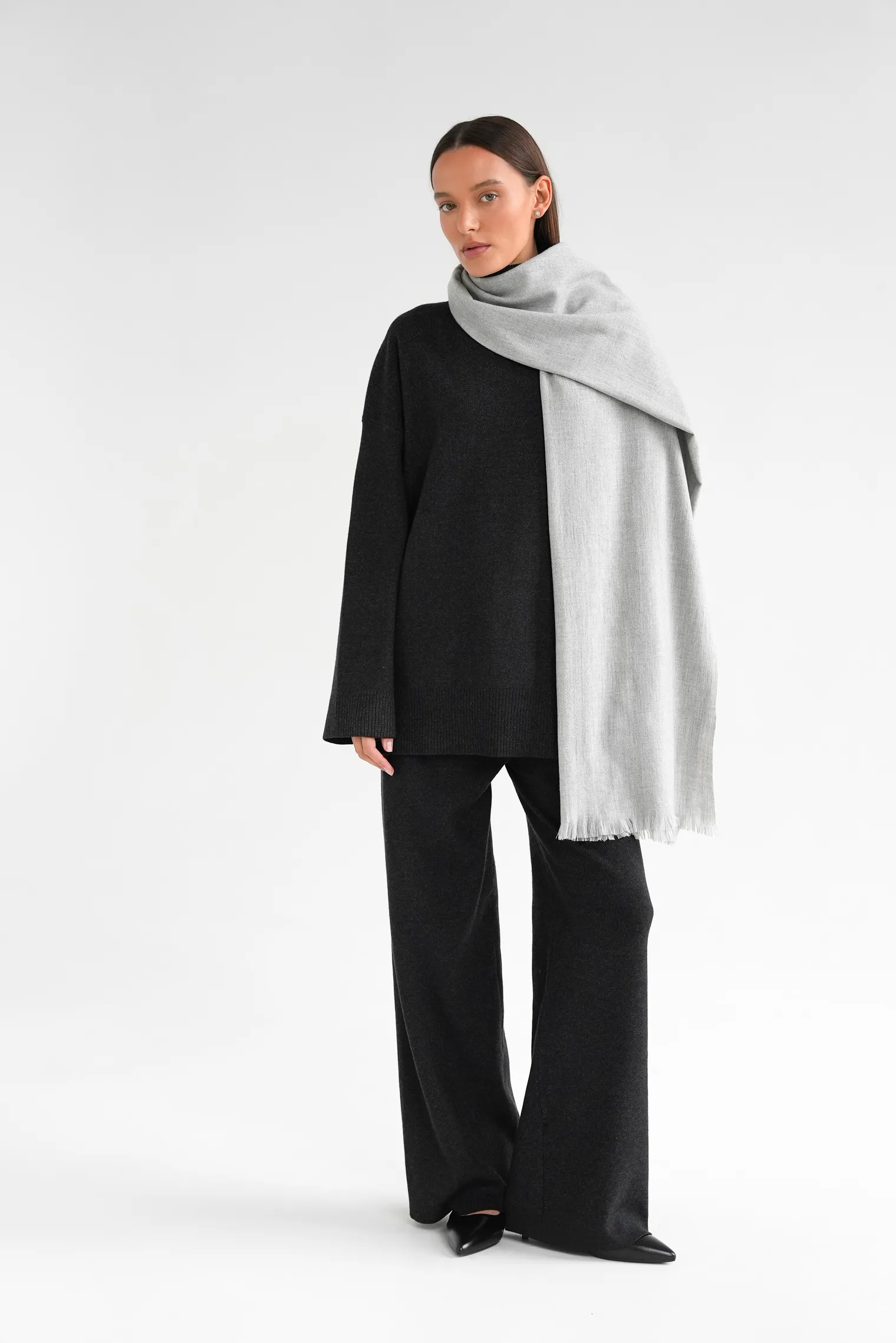 Палантин однотонный из шерсти серого цвета фото 3