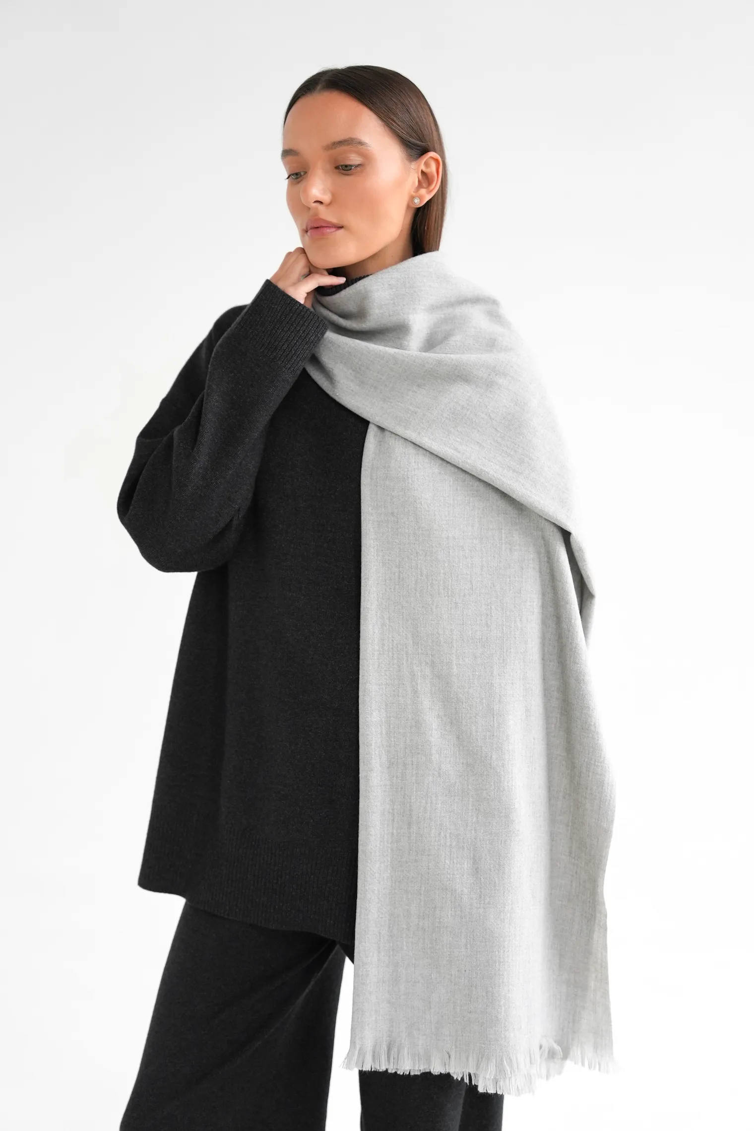 Палантин однотонный из шерсти серого цвета фото 4