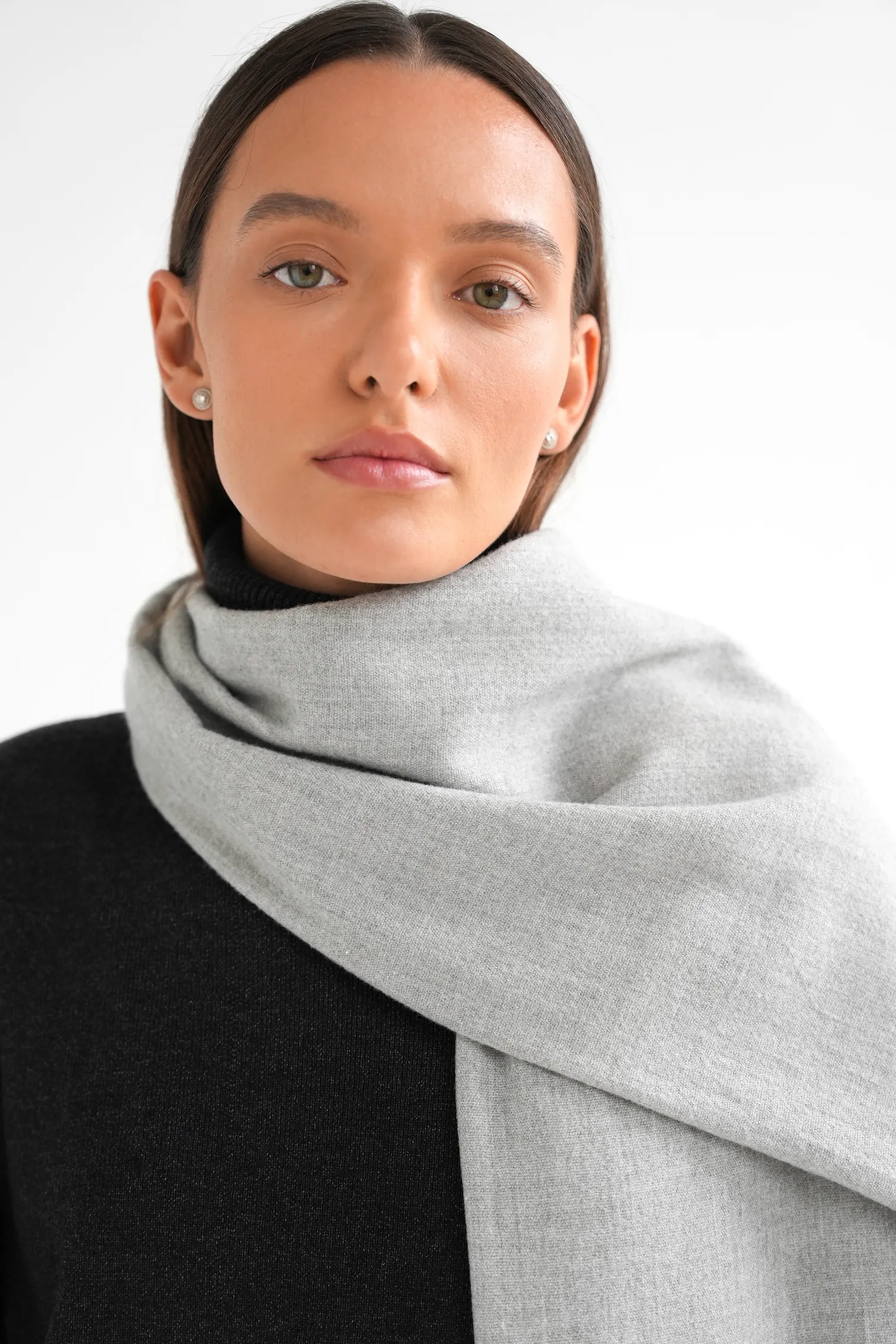 Палантин однотонный из шерсти серого цвета фото 5