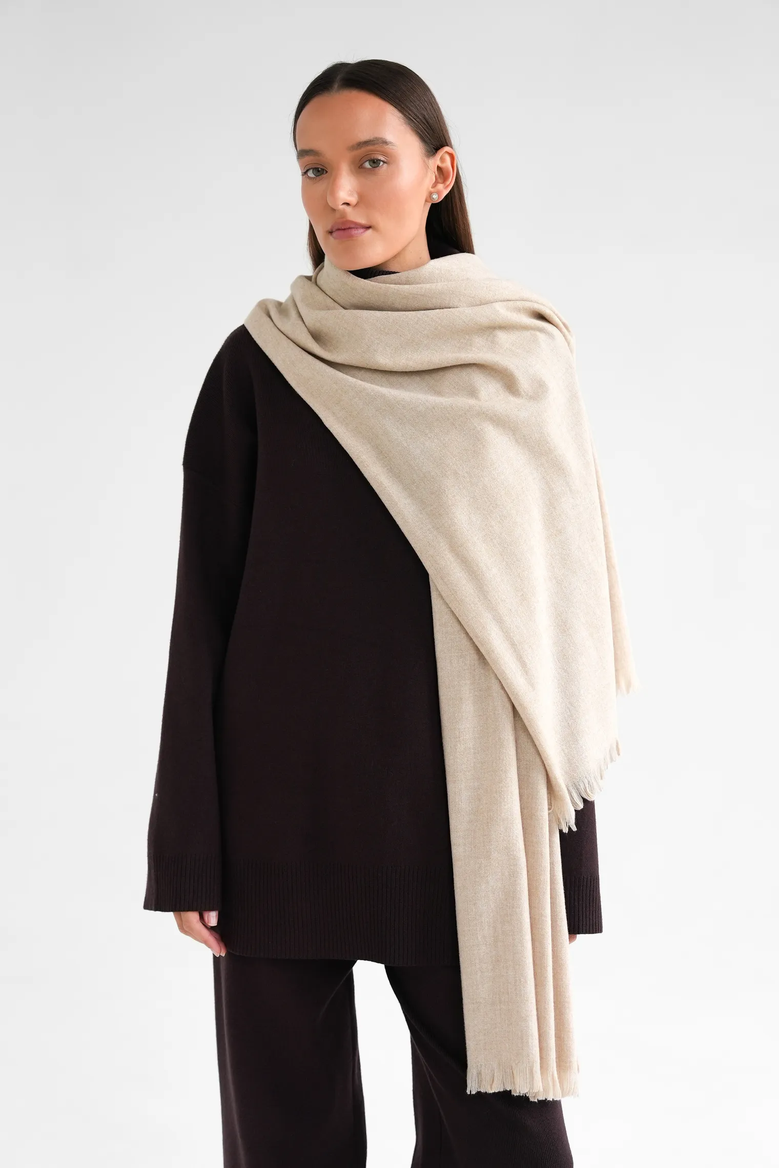 Палантин однотонный из шерсти бежевого цвета фото 5