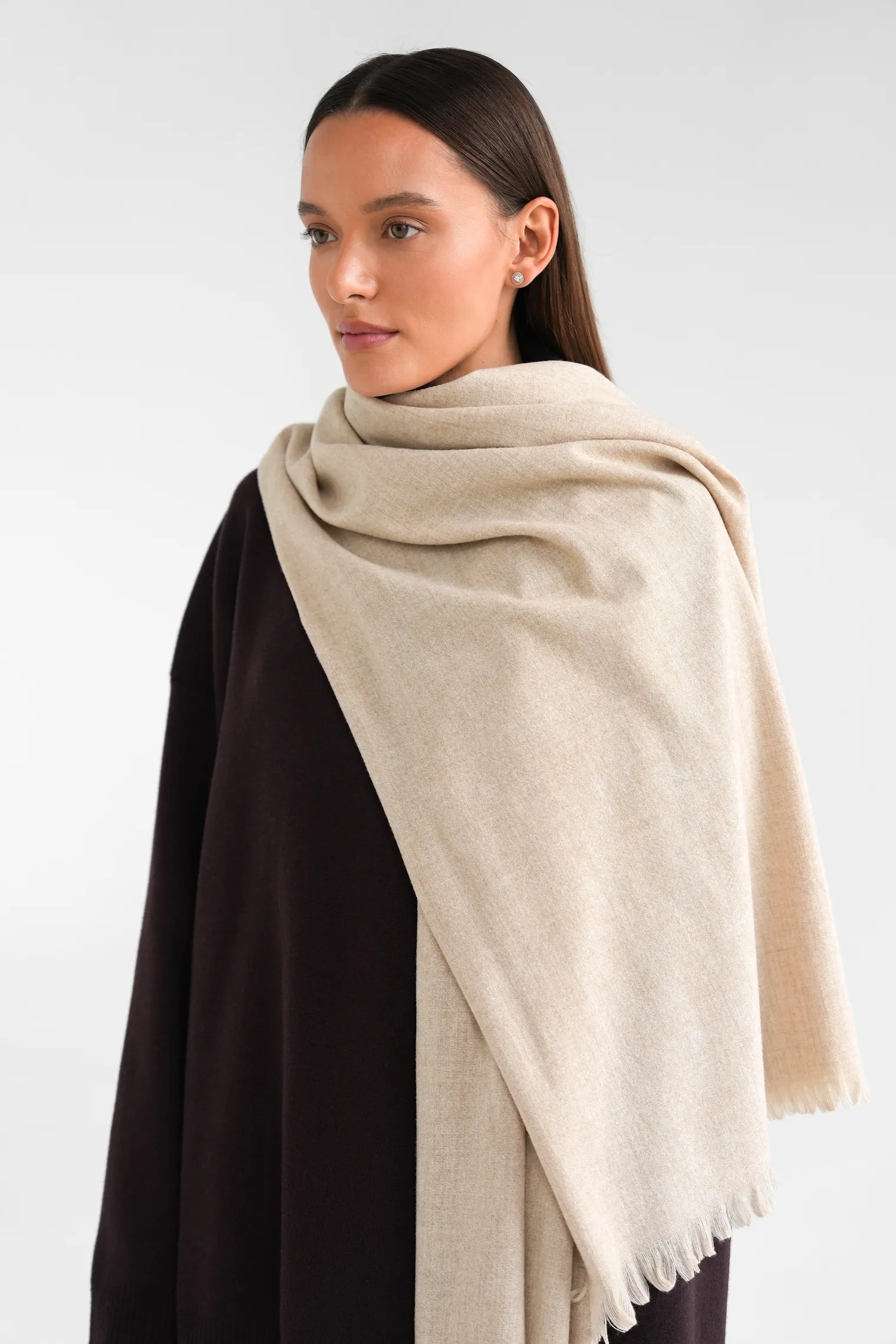Палантин однотонный из шерсти бежевого цвета фото 3