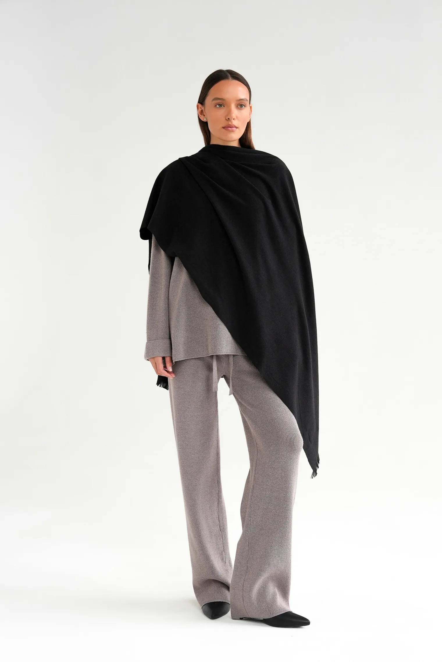 Палантин однотонный из шерсти чёрного цвета фото 3