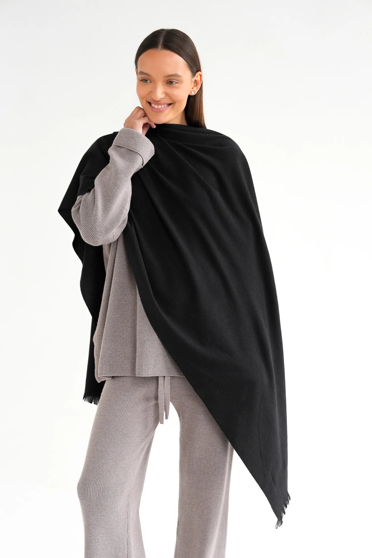 Палантин однотонный из шерсти чёрного цвета фото 4