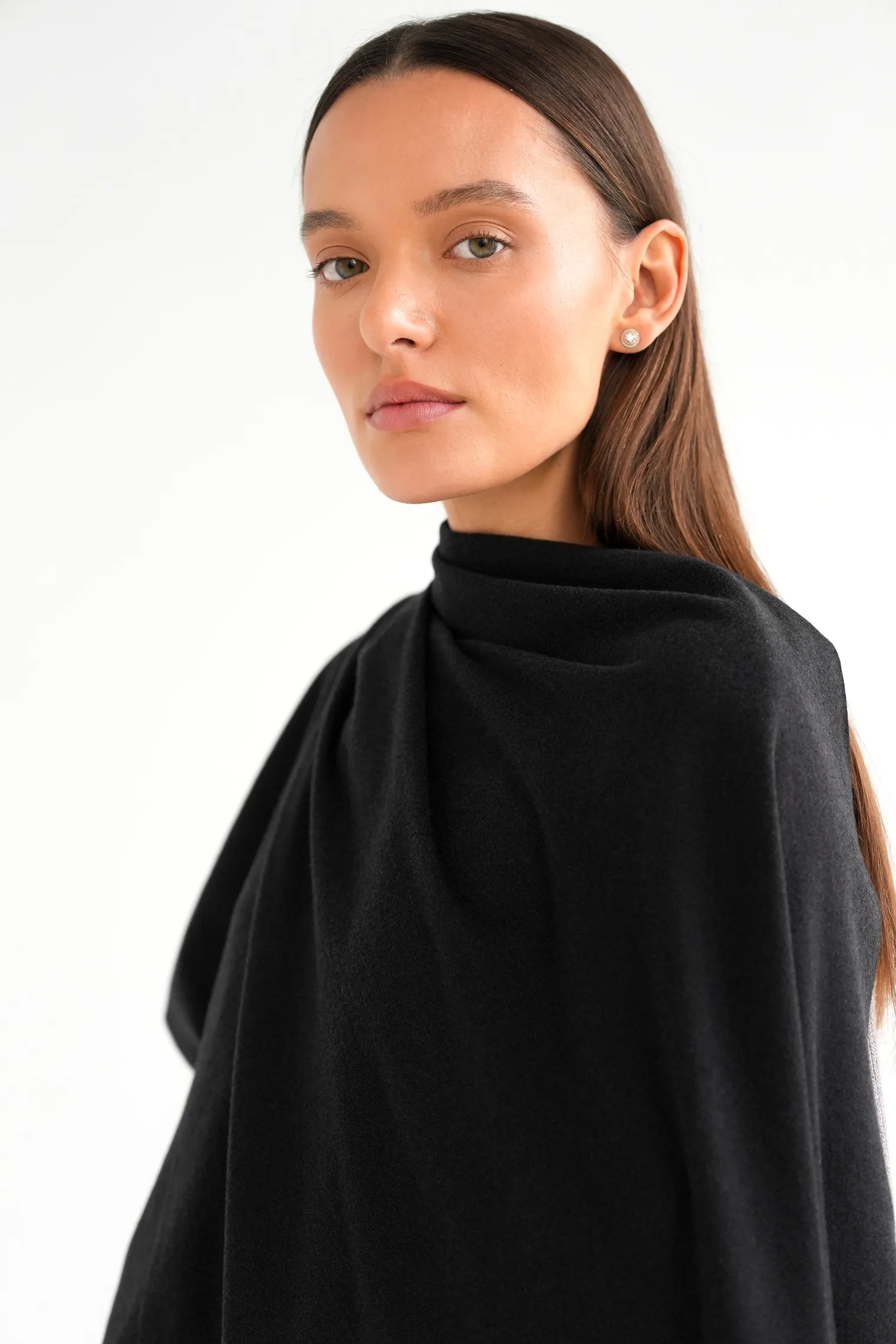 Палантин однотонный из шерсти чёрного цвета фото 5