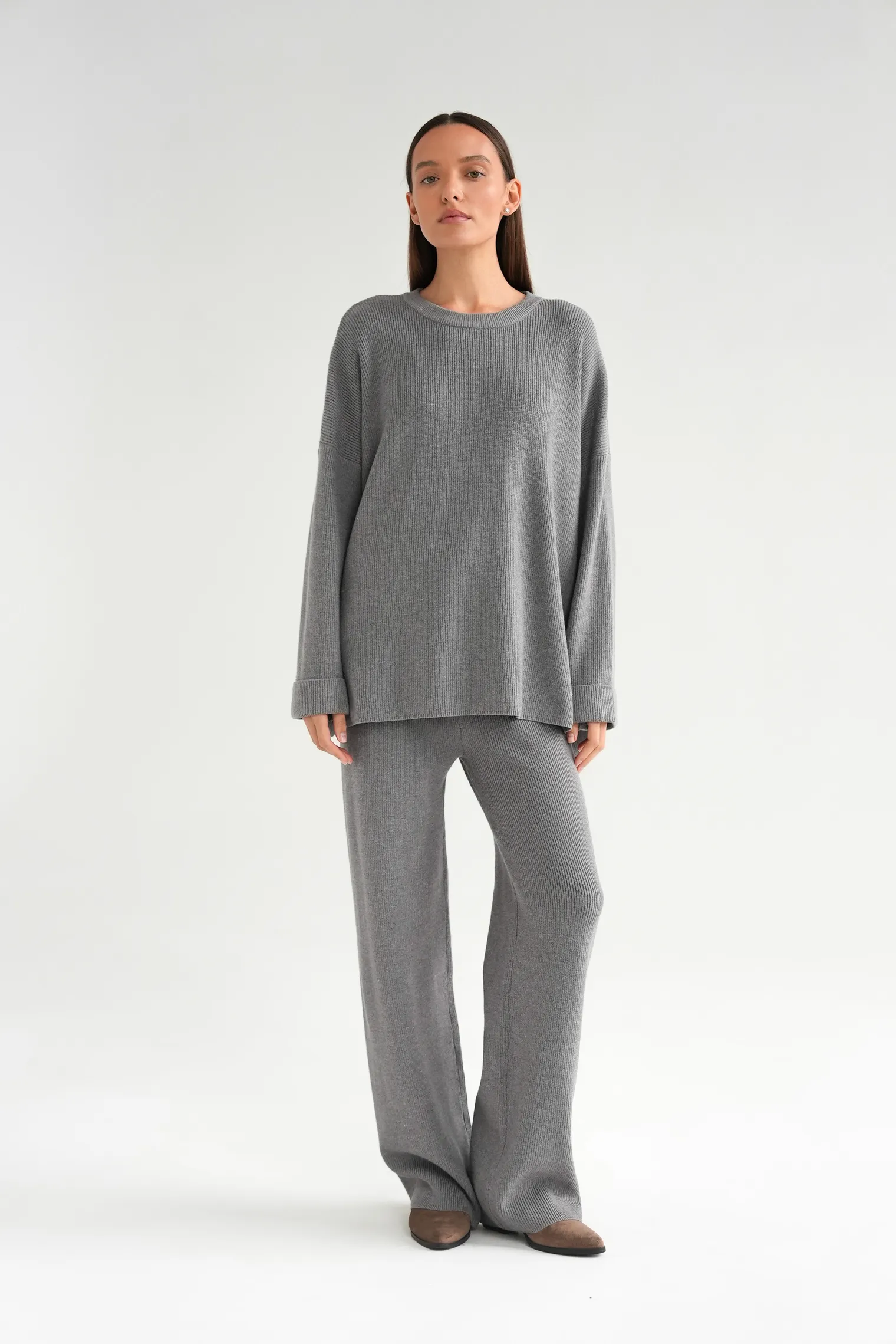 Комплект: джемпер, брюки серого цвета фото 1