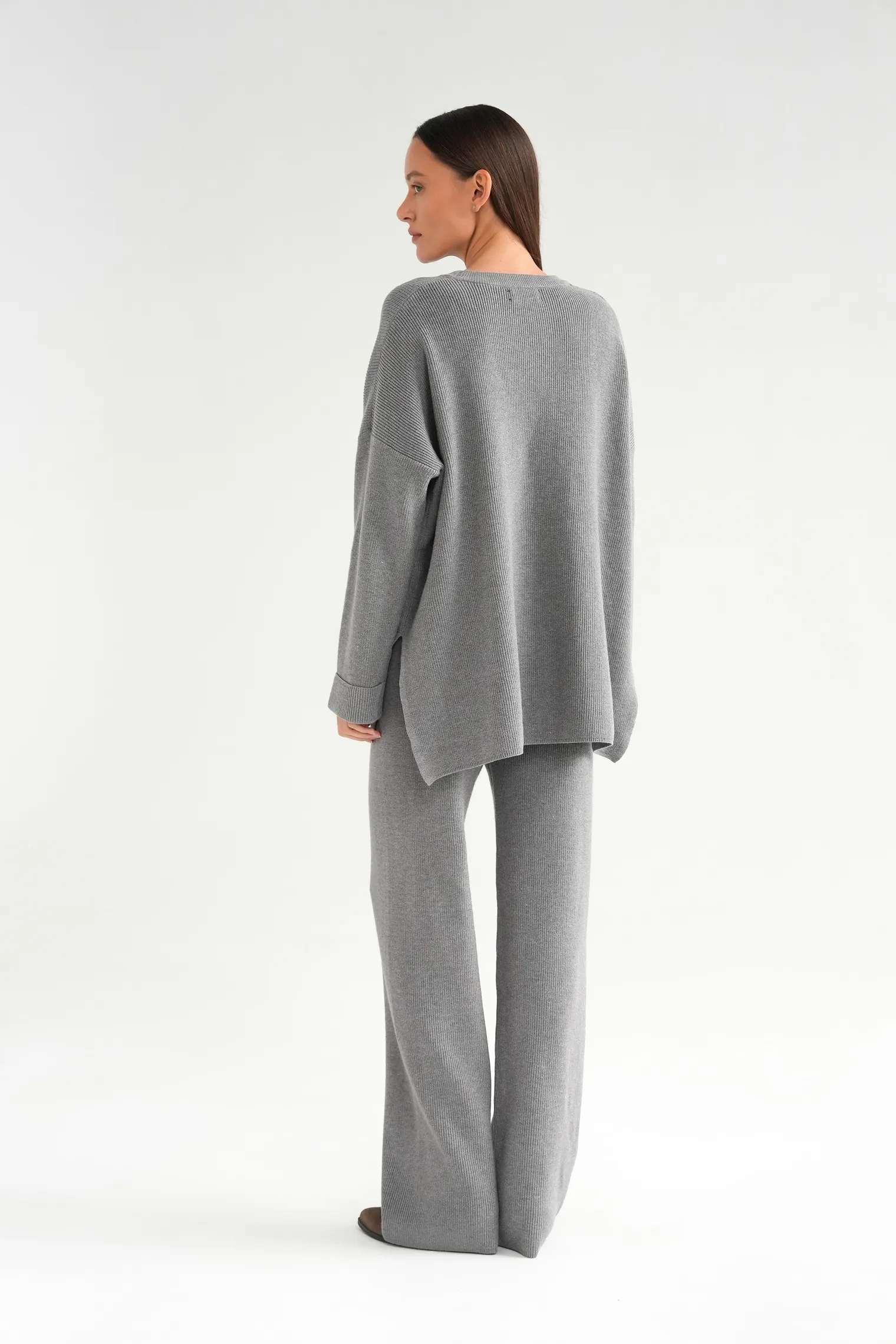 Комплект: джемпер, брюки серого цвета фото 4