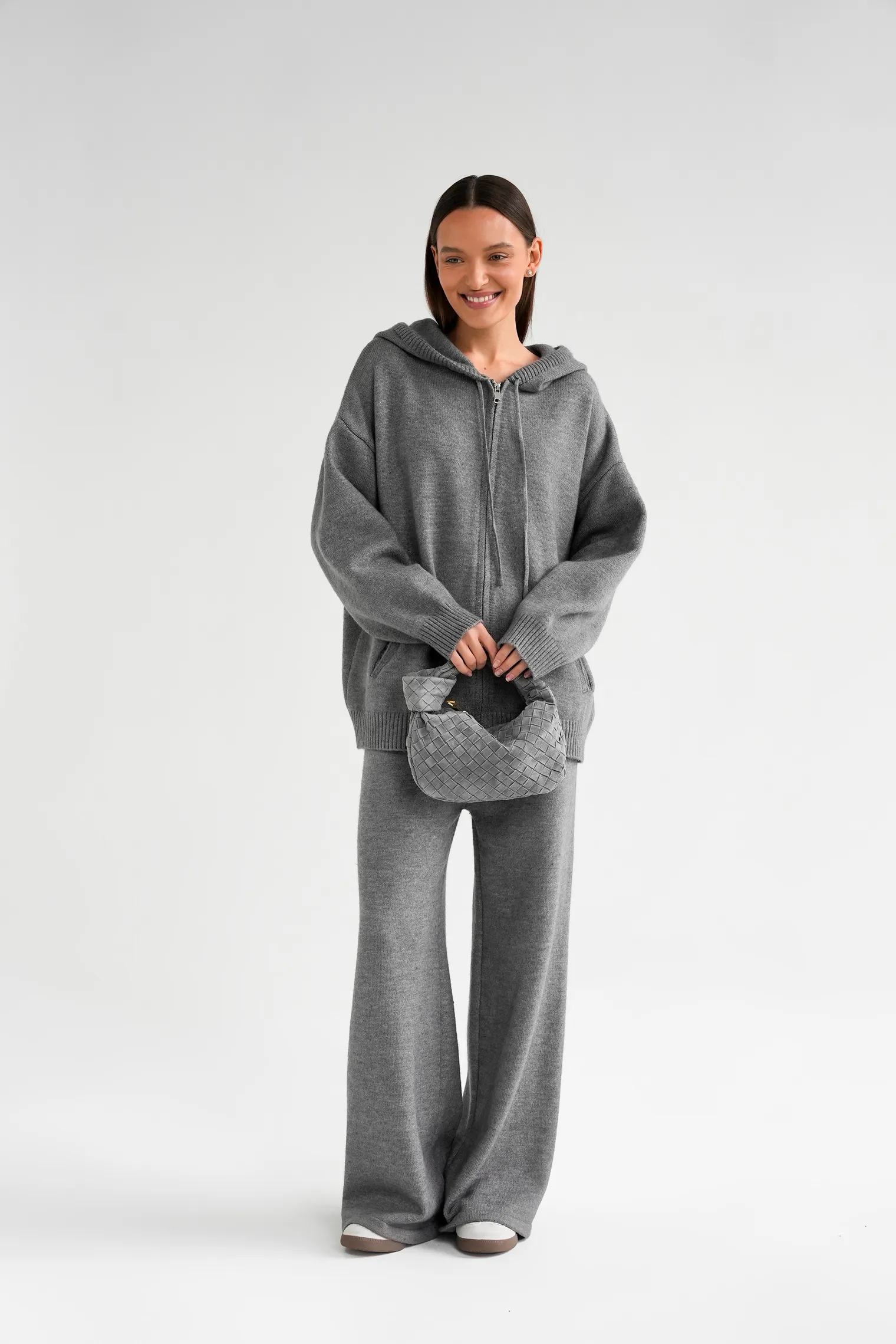 Комплект: кардиган с капюшоном, брюки графитового цвета фото 1