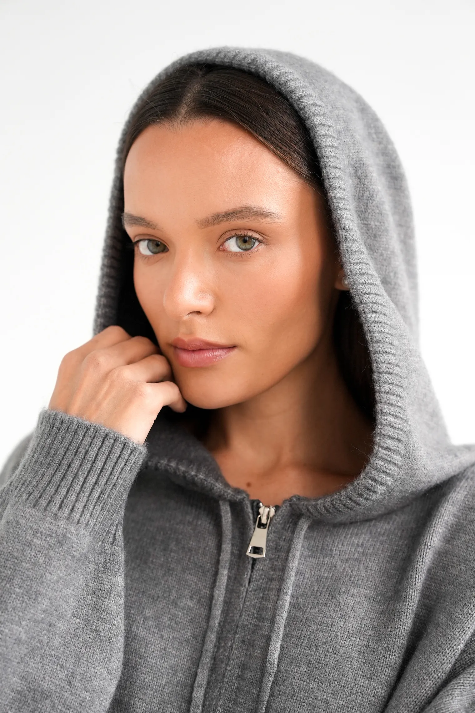 Комплект: кардиган с капюшоном, брюки графитового цвета фото 2