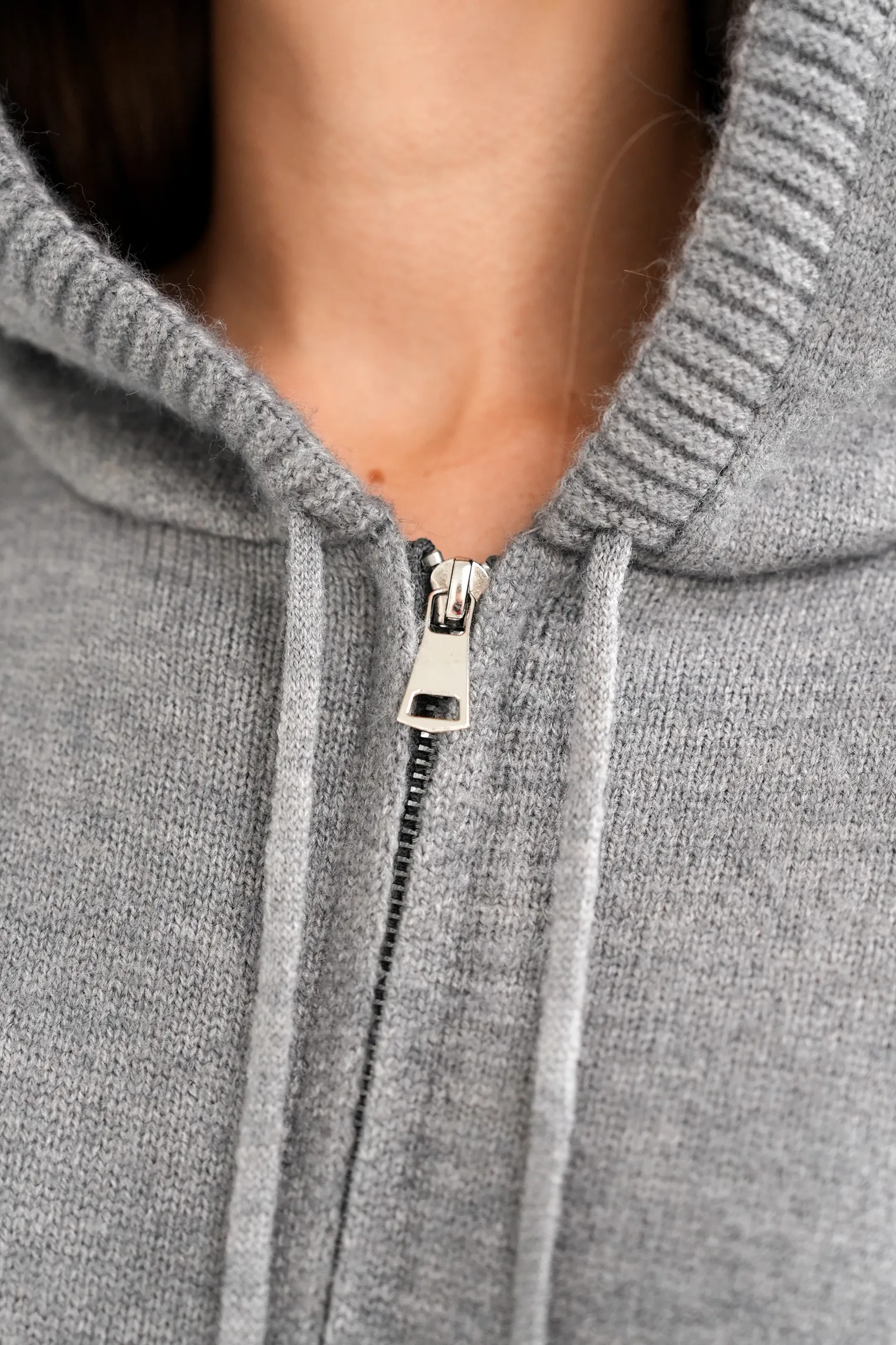 Комплект: кардиган с капюшоном, брюки графитового цвета фото 9