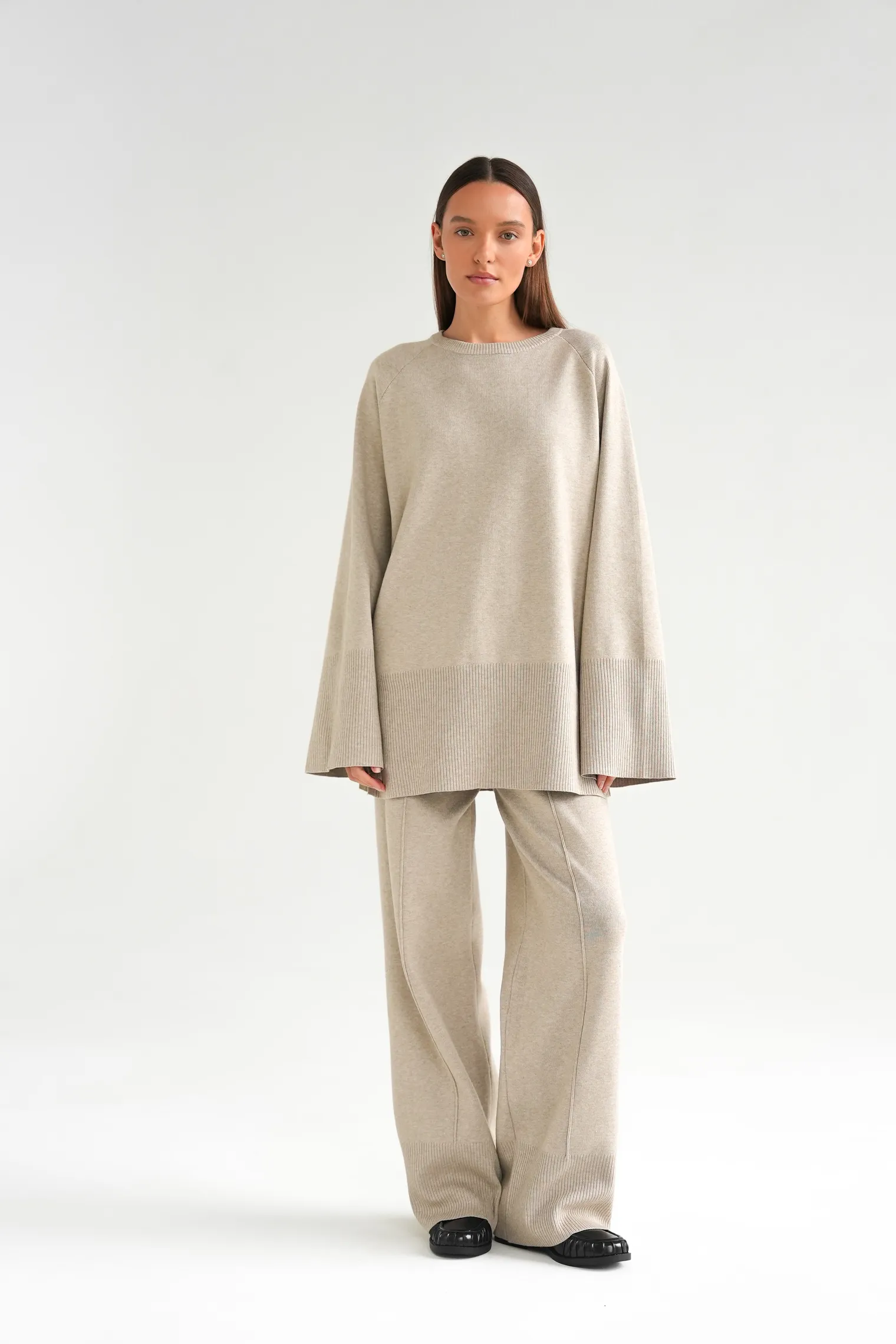 Комплект: джемпер, брюки бежевого цвета фото 1