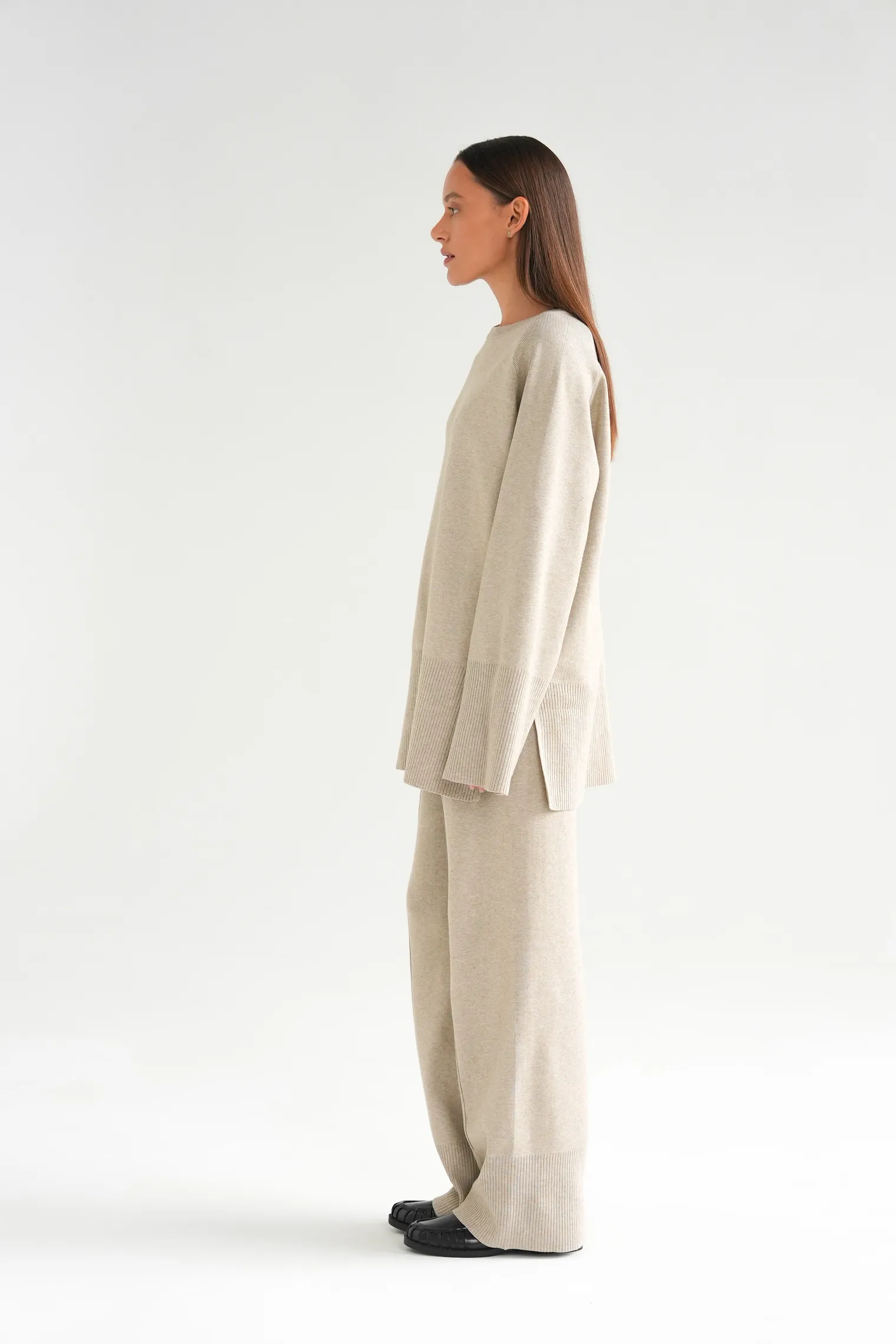 Комплект: джемпер, брюки бежевого цвета фото 8