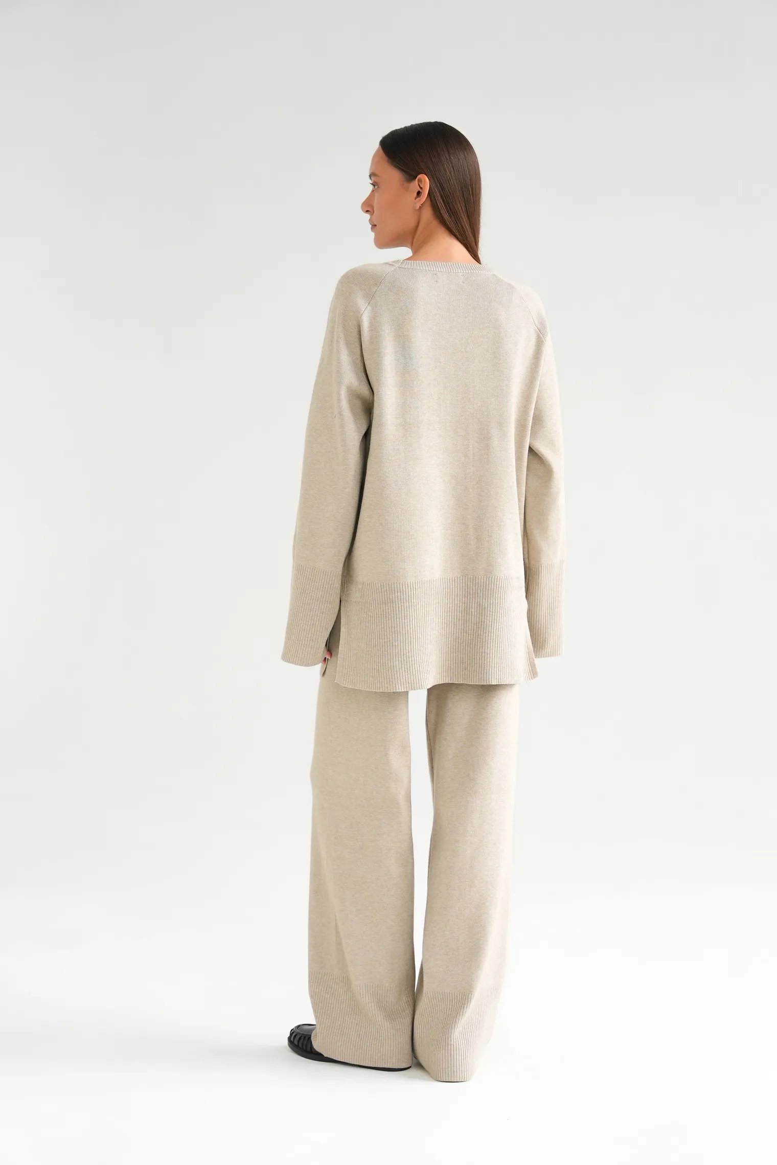 Комплект: джемпер, брюки бежевого цвета фото 4