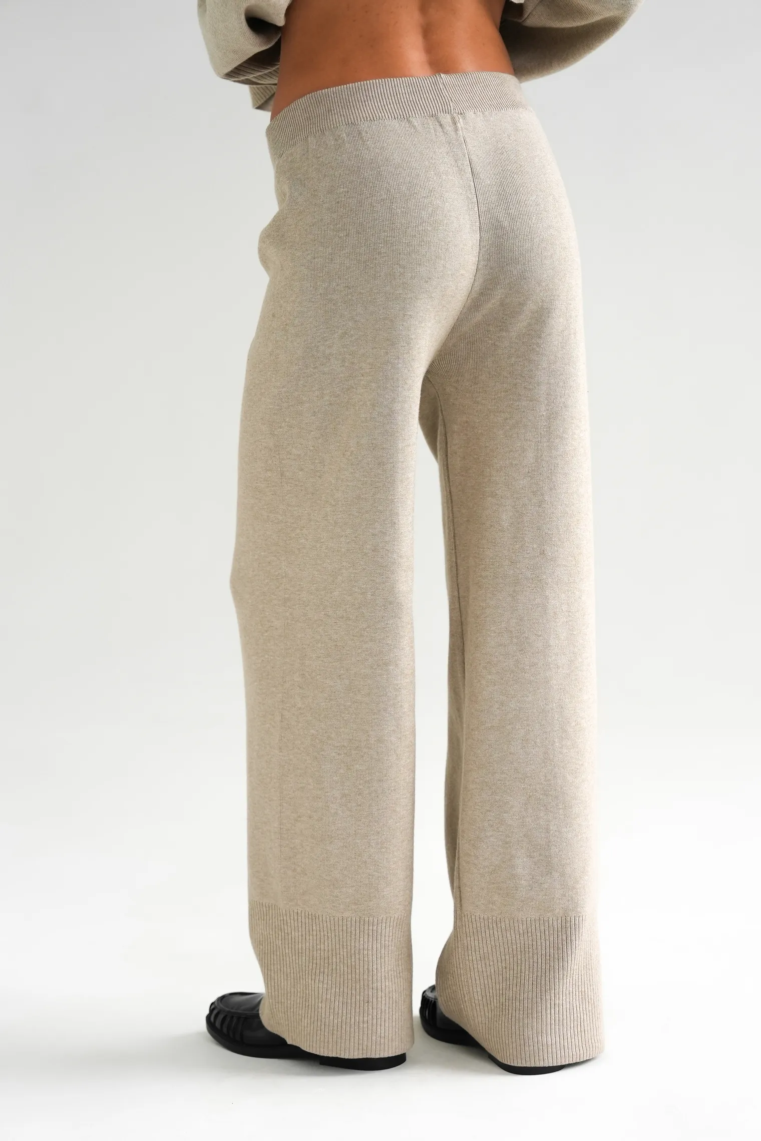 Комплект: джемпер, брюки бежевого цвета фото 6