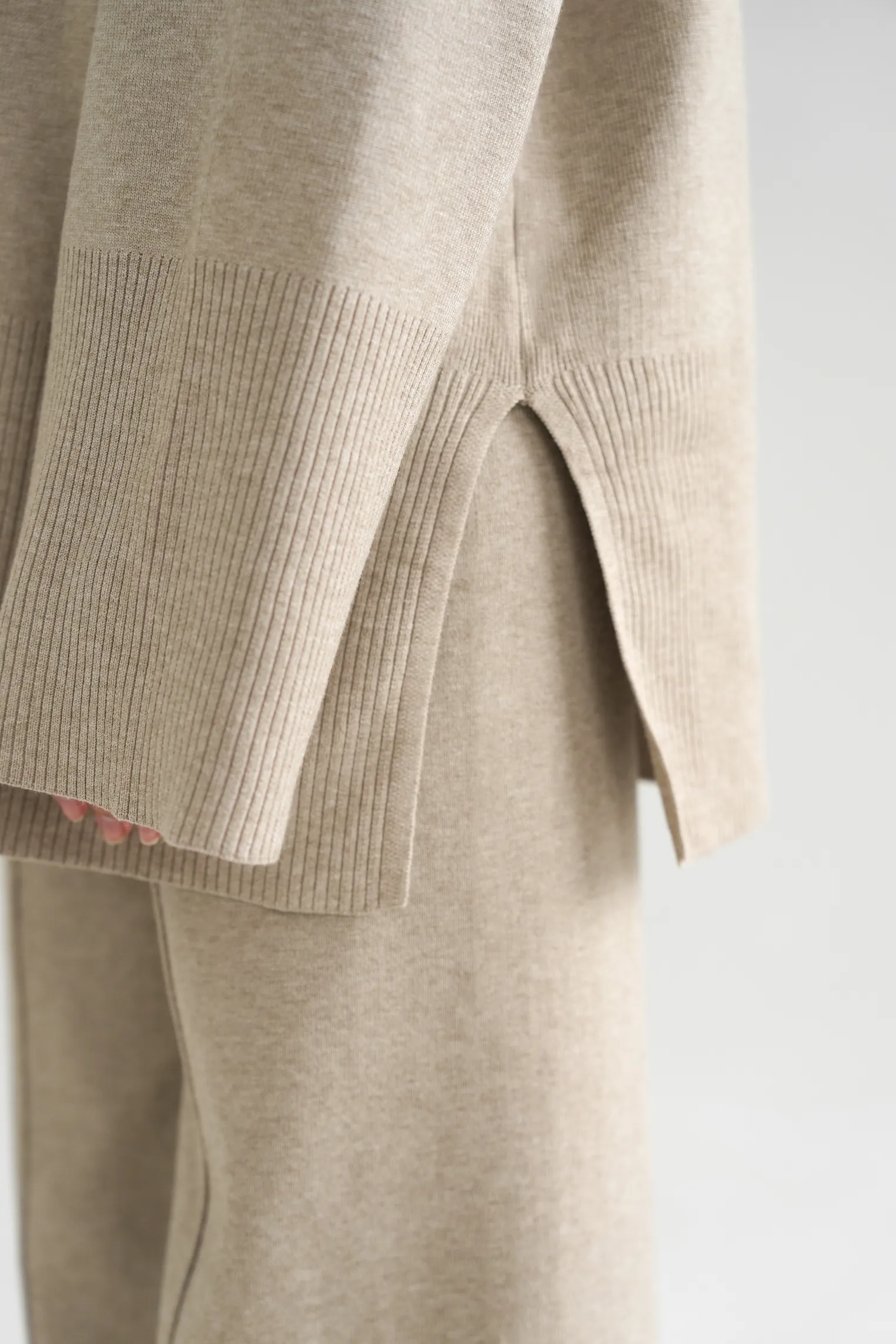 Комплект: джемпер, брюки бежевого цвета фото 2