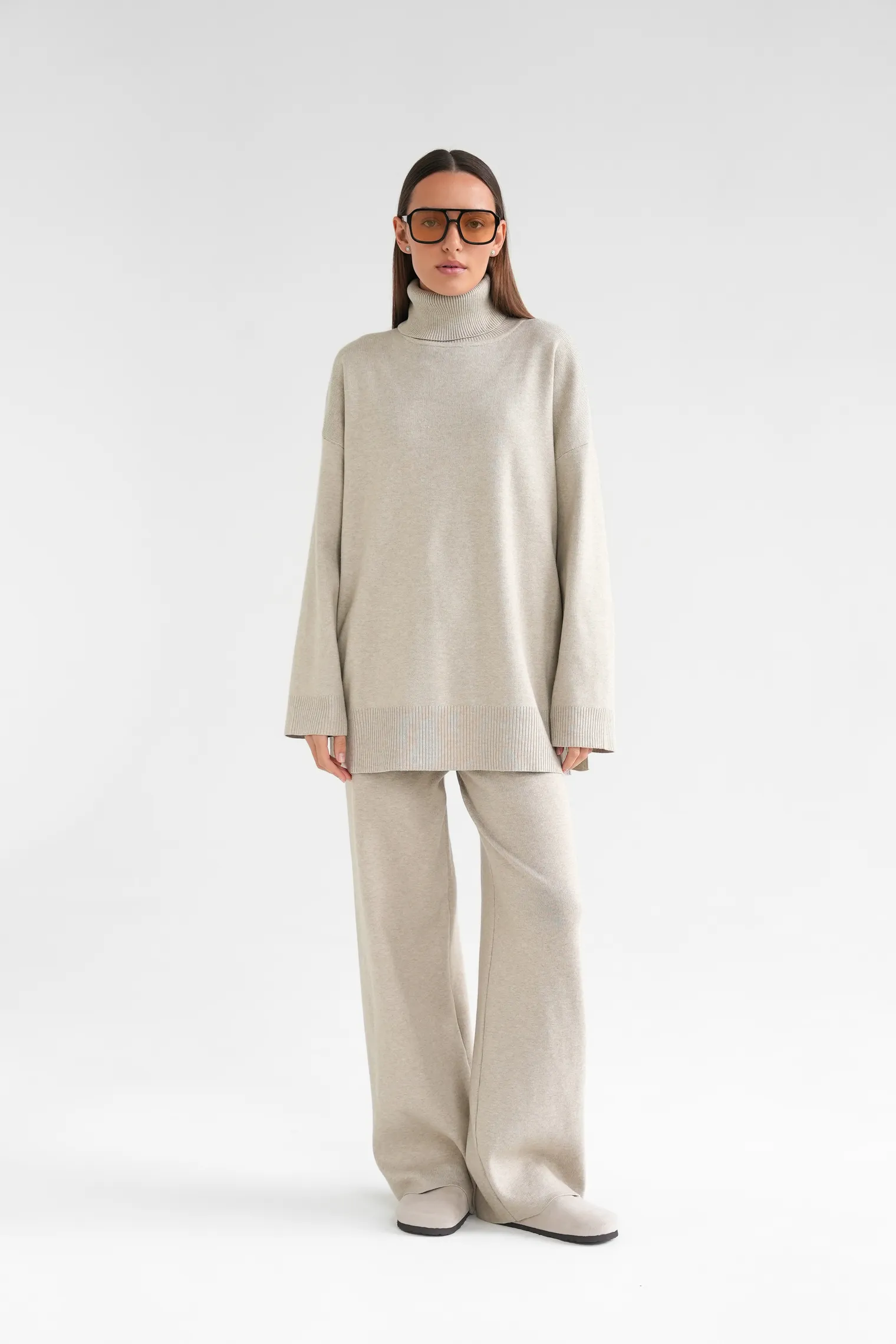 Комплект: джемпер, брюки бежевого цвета фото 1